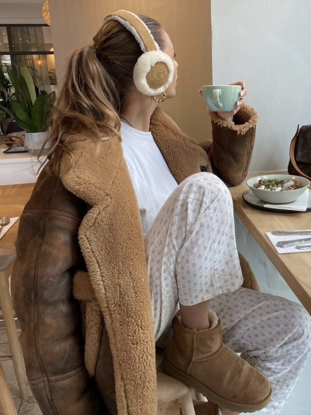 (W) UGG Embroidered Logo Earmuff Chestnut, Margesherwood Soft Baguette Bag Chestnut Nubuck 착용 스타일 - 4