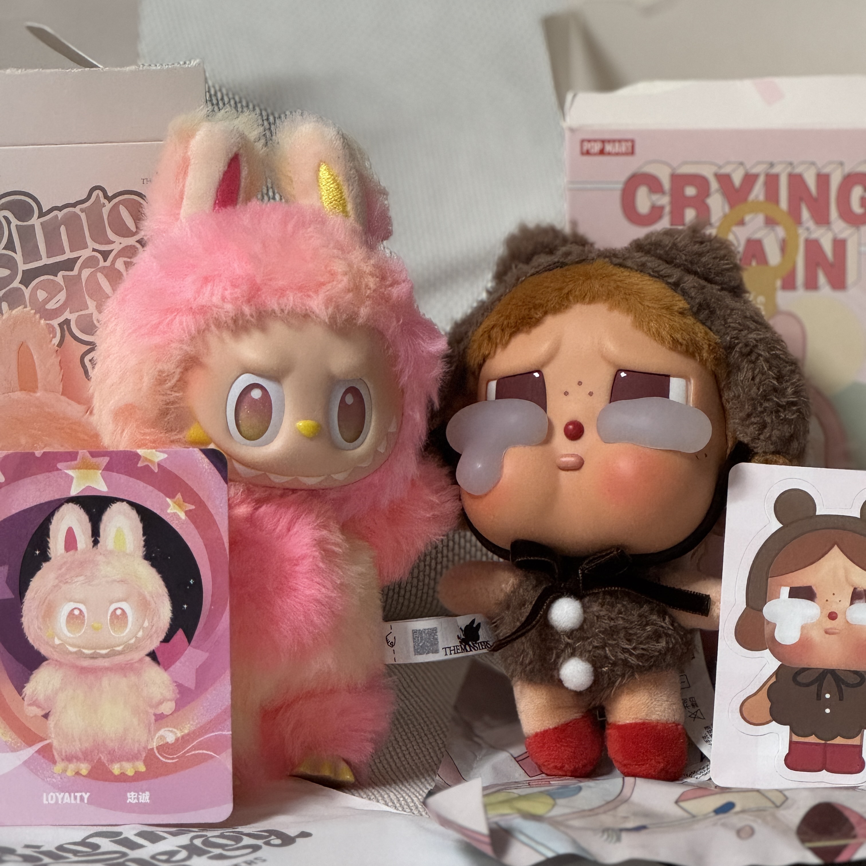 Pop Mart Crybaby Crying Again Series Plush Keyring Love Makes Us Cry (Opened Case) 착용 스타일