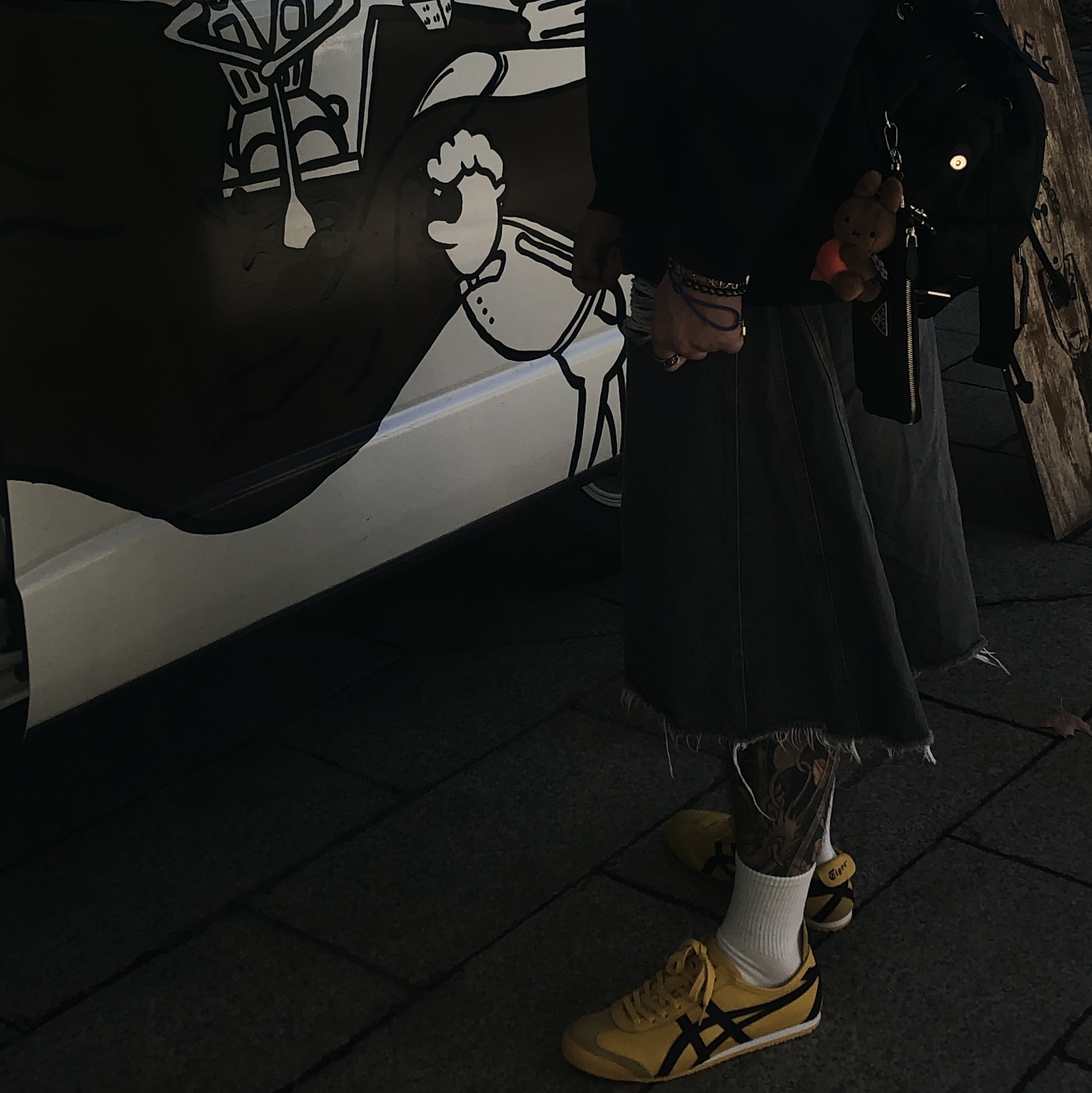 Onitsuka Tiger Mexico 66 Yellow Black, Prada Nylon Mini Backpack Black 착용 스타일 - 1