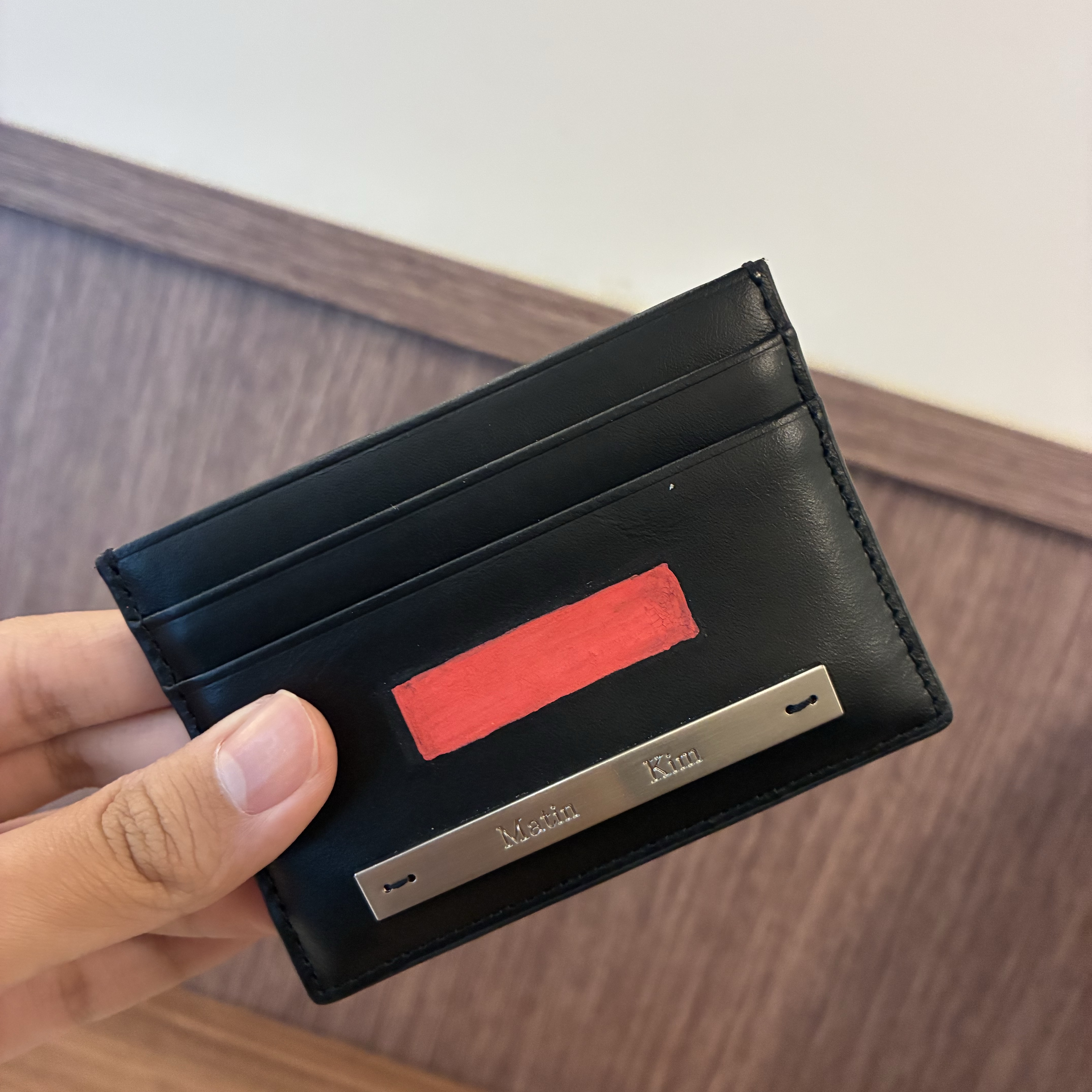 Matin Kim Vintage Card Wallet Black 착용 스타일 - 2