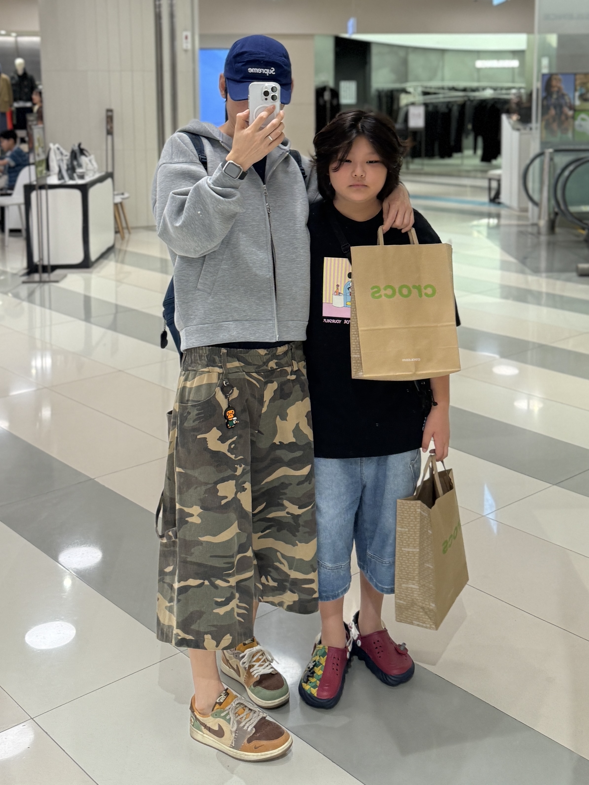 Jordan 1 x Zion Williamson Retro Low OG Flax and Oil Green, Crocs x Demon Slayer Giyu Echo Clog Multi 착용 스타일 - 1