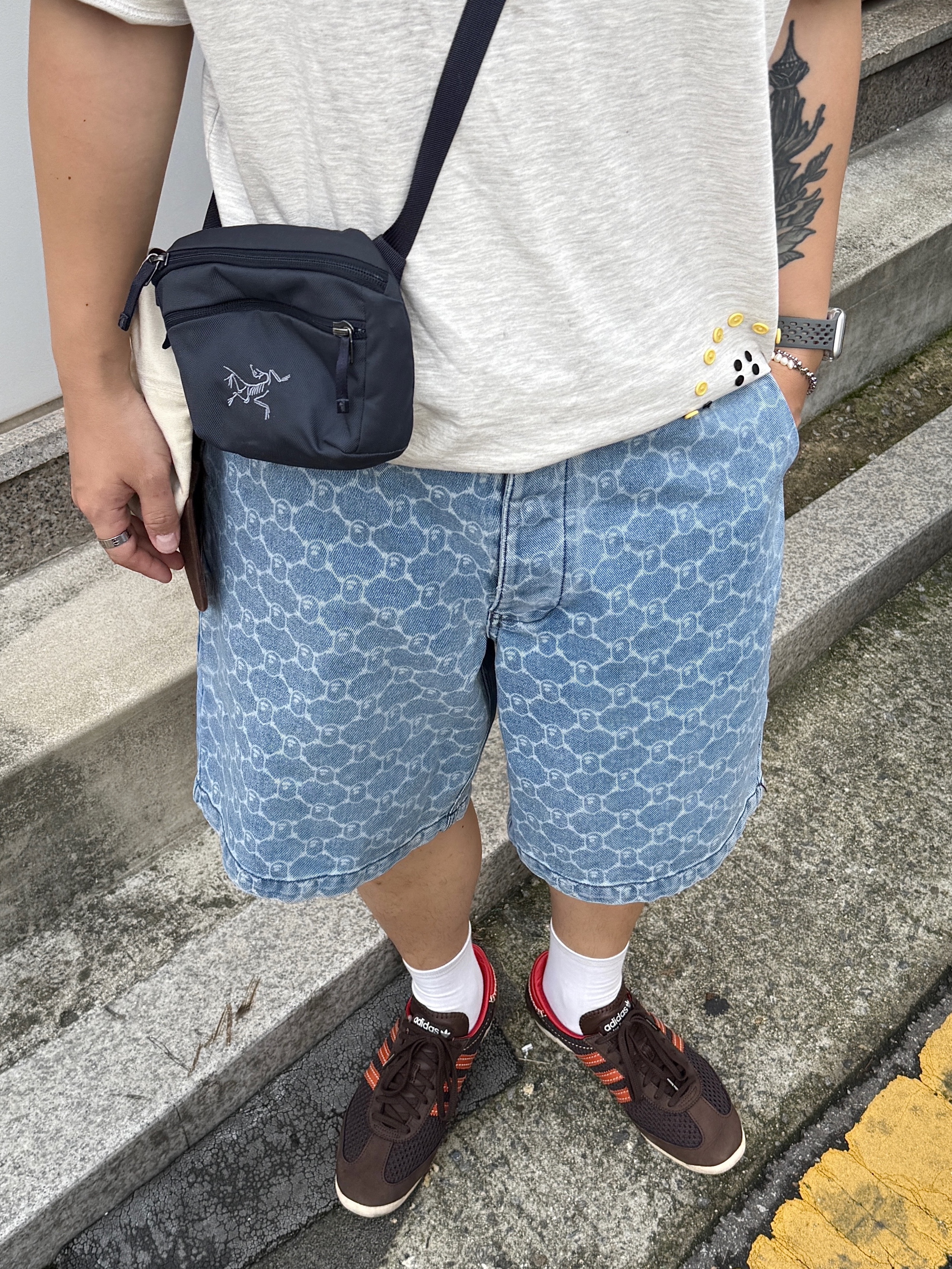 BAPE College Monogram Relaxed Fit 13 oz. Denim Shorts Light Indigo, Adidas x Wales Bonner SL 72 Knit Brown 착용 스타일 - 4