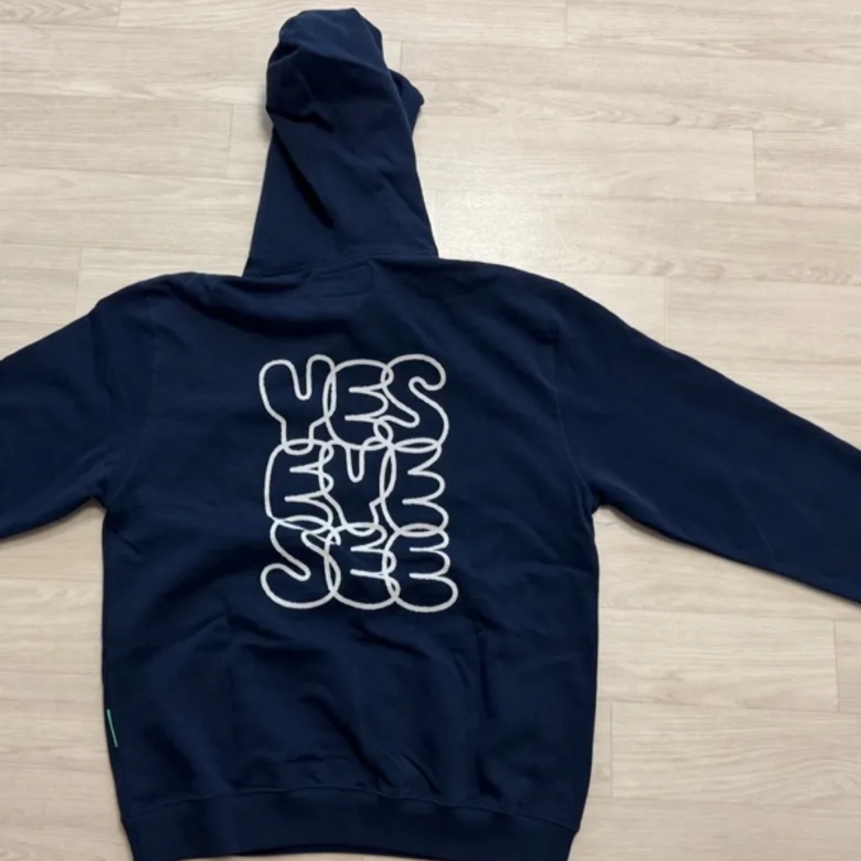 YESEYESEE C-Logo Hoodie Black 착용 스타일