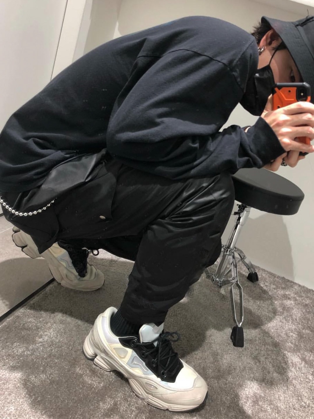 Adidas x Raf Simons Ozweego 3 Cream White Core Black, BAPE College L/S T-Shirt Black 착용 스타일 - 1