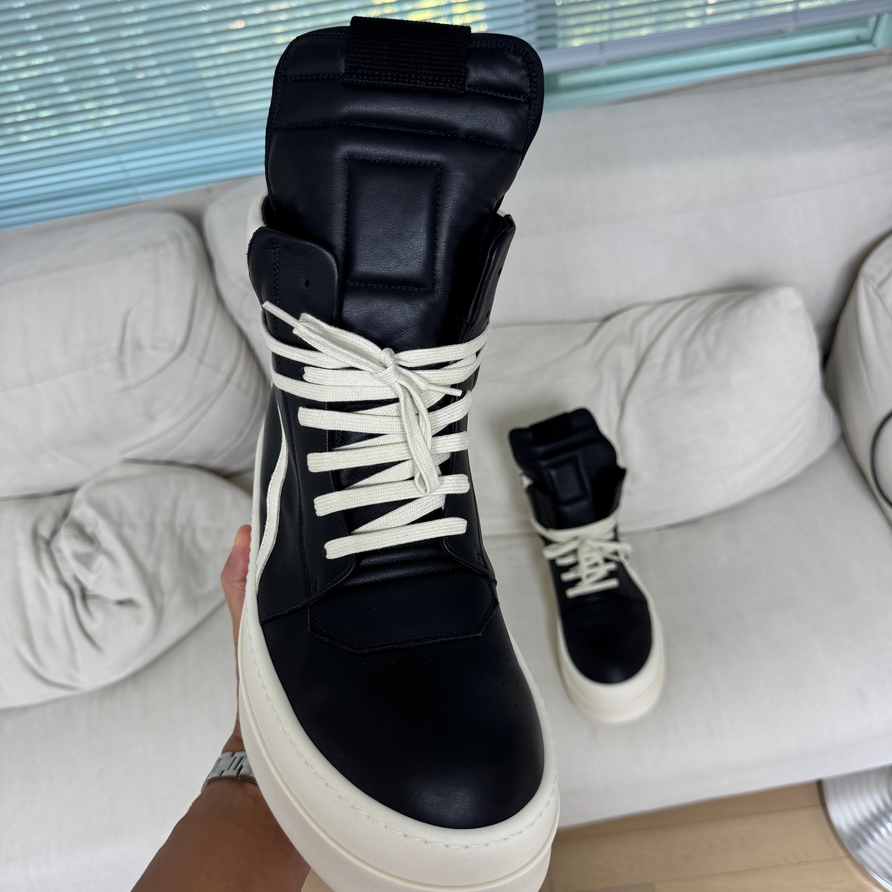 Rick Owens Hollywood Mega Bumper Geobasket in Full Grain Calf Leather Black Milk 착용 스타일 - 1