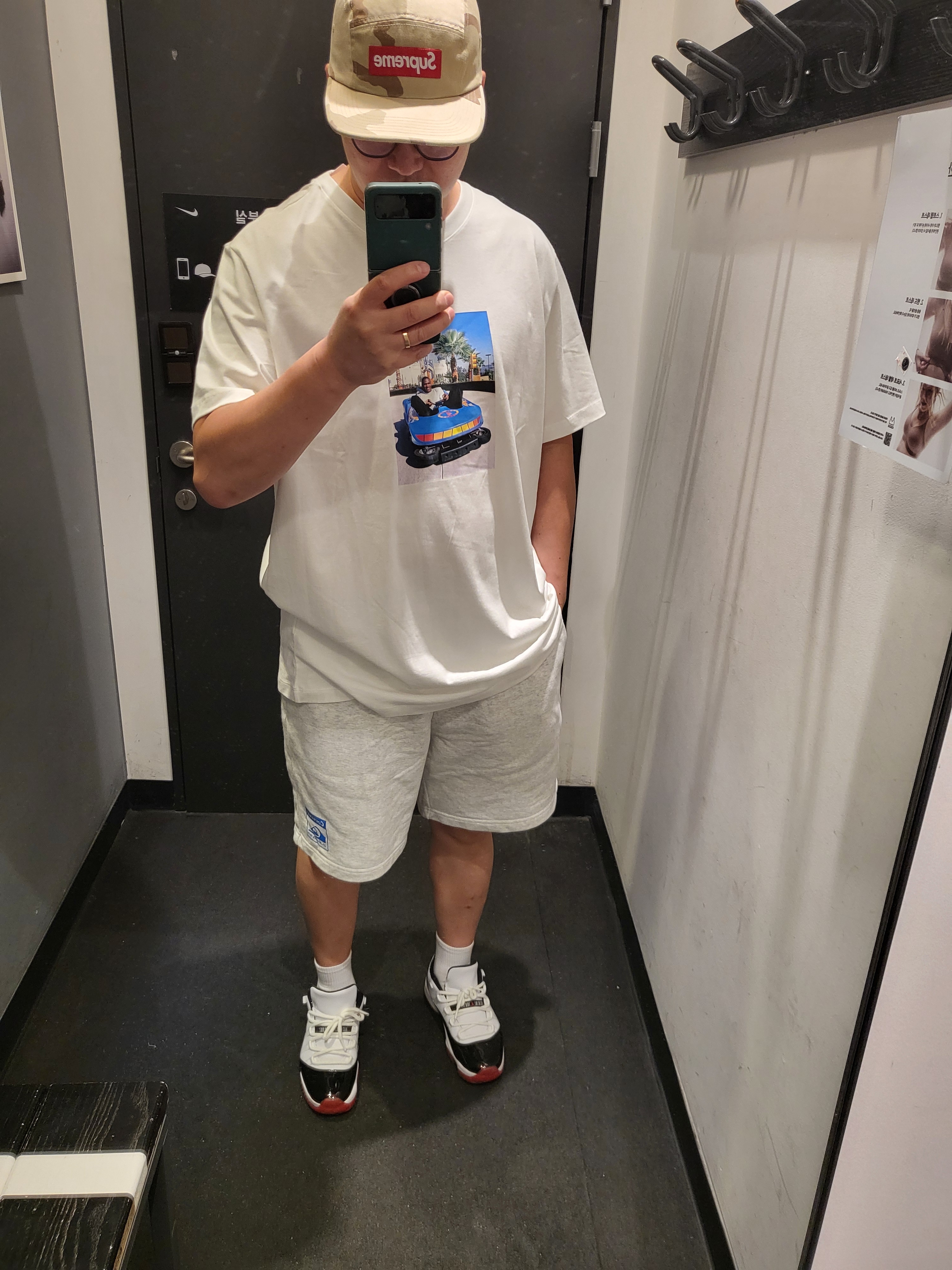Supreme Washed Chino Twill Camp Cap Desert Camo - 24SS, Jordan Brand T-Shirt White 착용 스타일