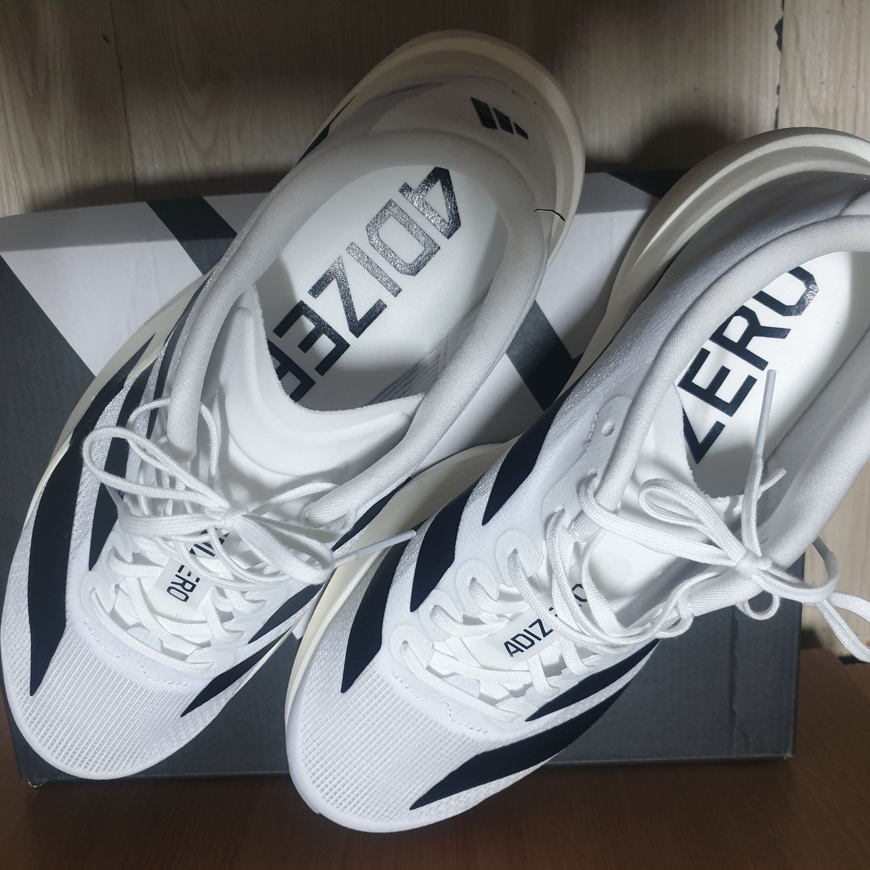 Adidas Adizero EVO SL Cloud White Core Black 착용 스타일