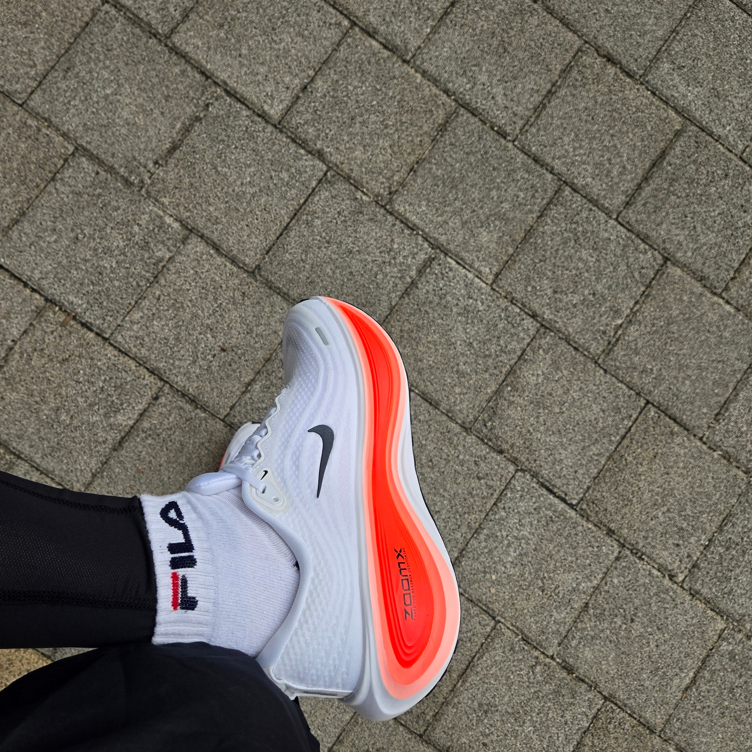 Nike Zoom Vomero Plus White Bright Crimson 착용 스타일 - 3