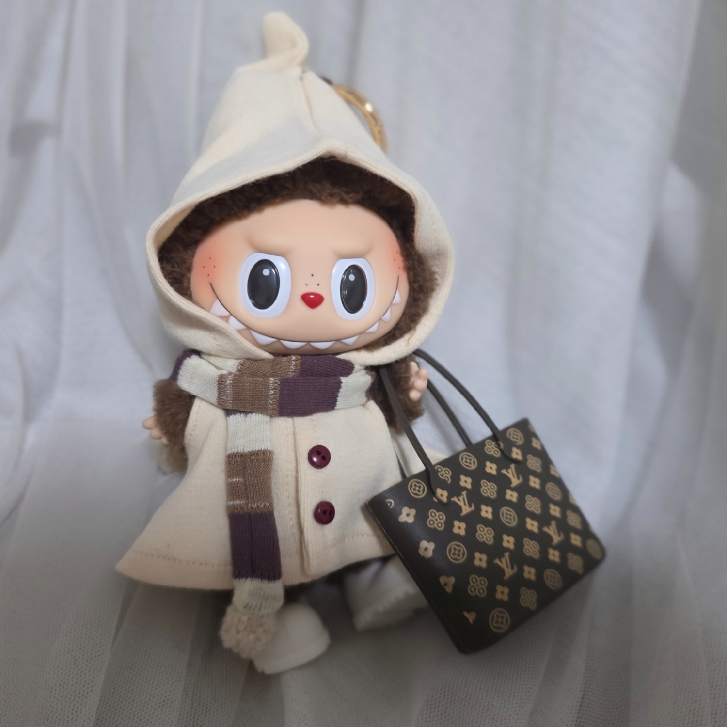 Pop Mart Labubu The Monsters Labubu Tasty Macarons Series Chestnut Cocoa Keyring (Opened Case) 착용 스타일