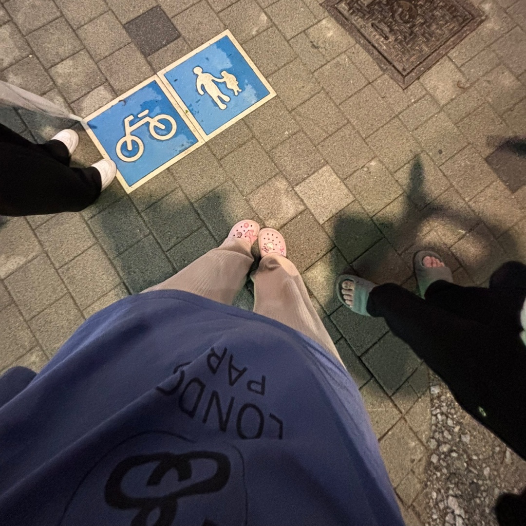Stussy World Tour LS T-Shirt Storm 2023, Crocs Crocband Clog Pearl Pink 착용 스타일 - 2