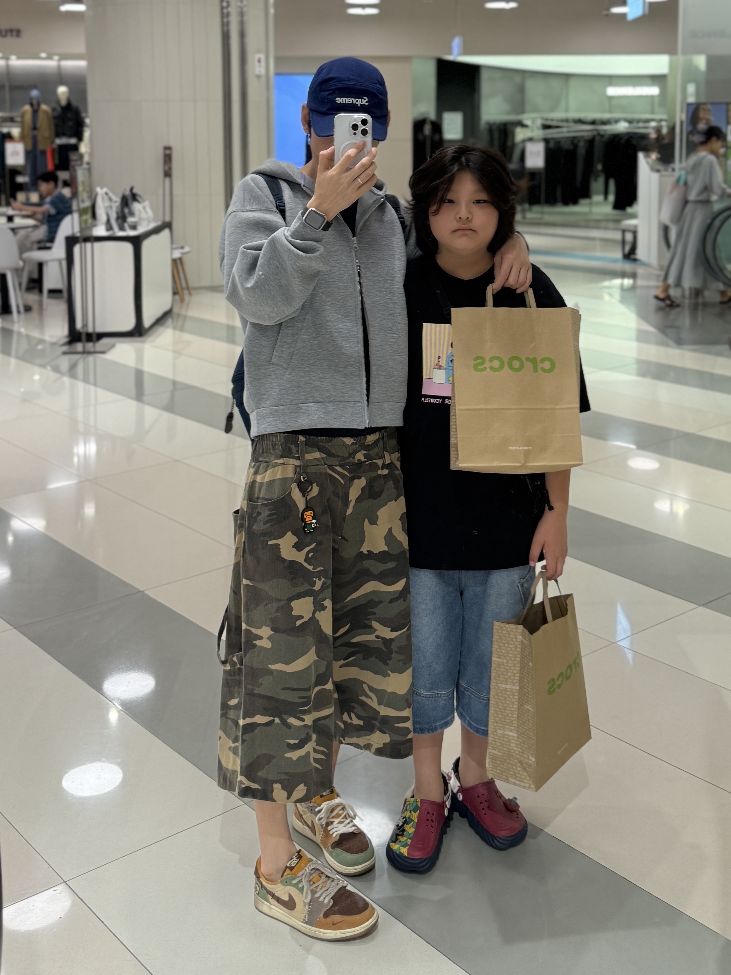 Jordan 1 x Zion Williamson Retro Low OG Flax and Oil Green, Crocs x Demon Slayer Giyu Echo Clog Multi 착용 스타일 - 2