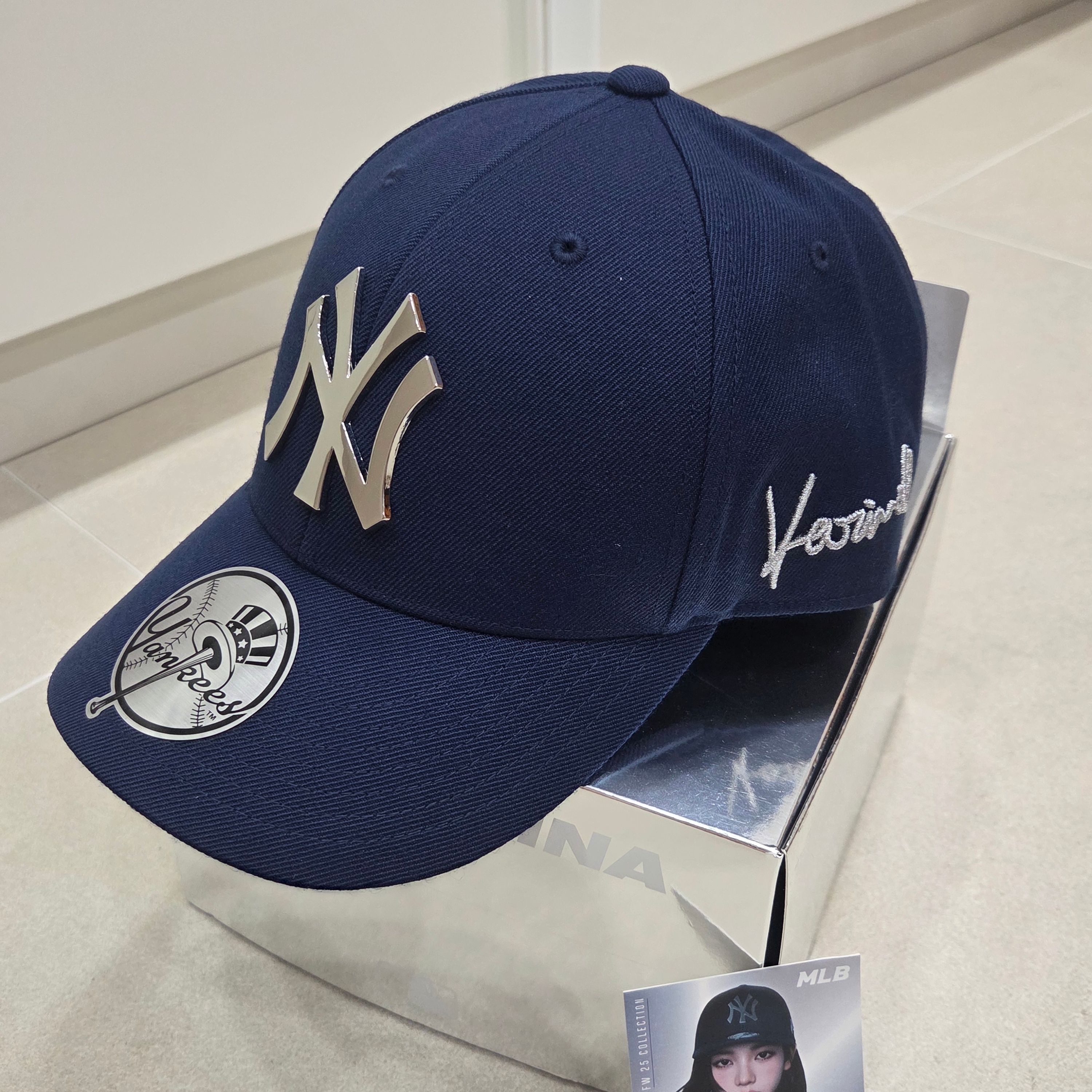 MLB Karina Exclusive Structured Ball Cap New York Yankees Navy 착용 스타일