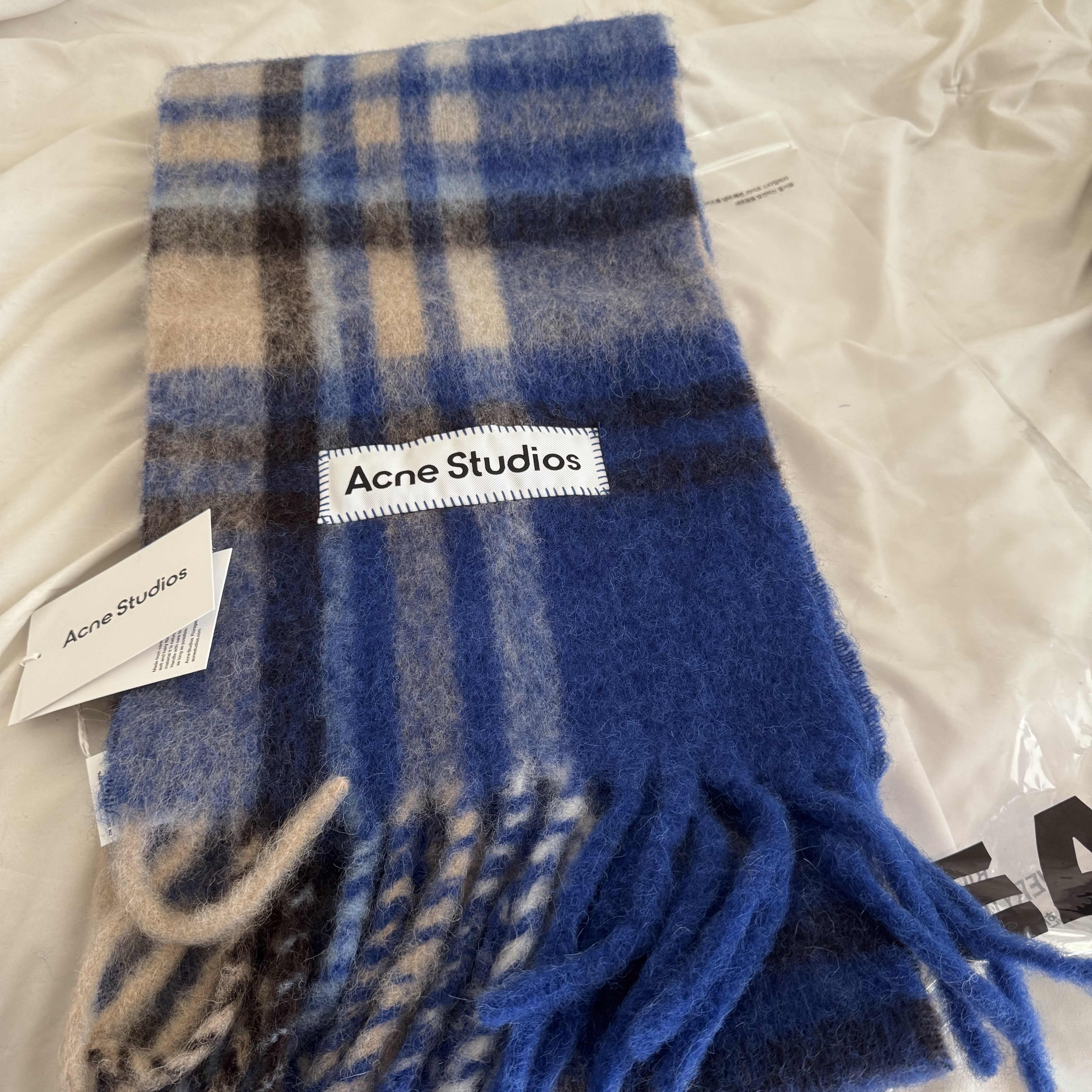 Acne Studios Mohair Tartan Muffler Electric Blue Beige 착용 스타일