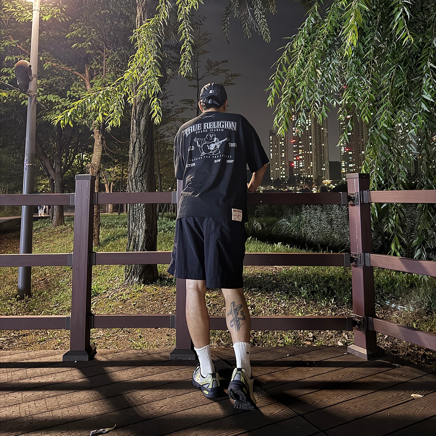 True Religion TR O.G T-Shirt Black, New Balance 740v2 Sea Salt Phantom 착용 스타일 - 1