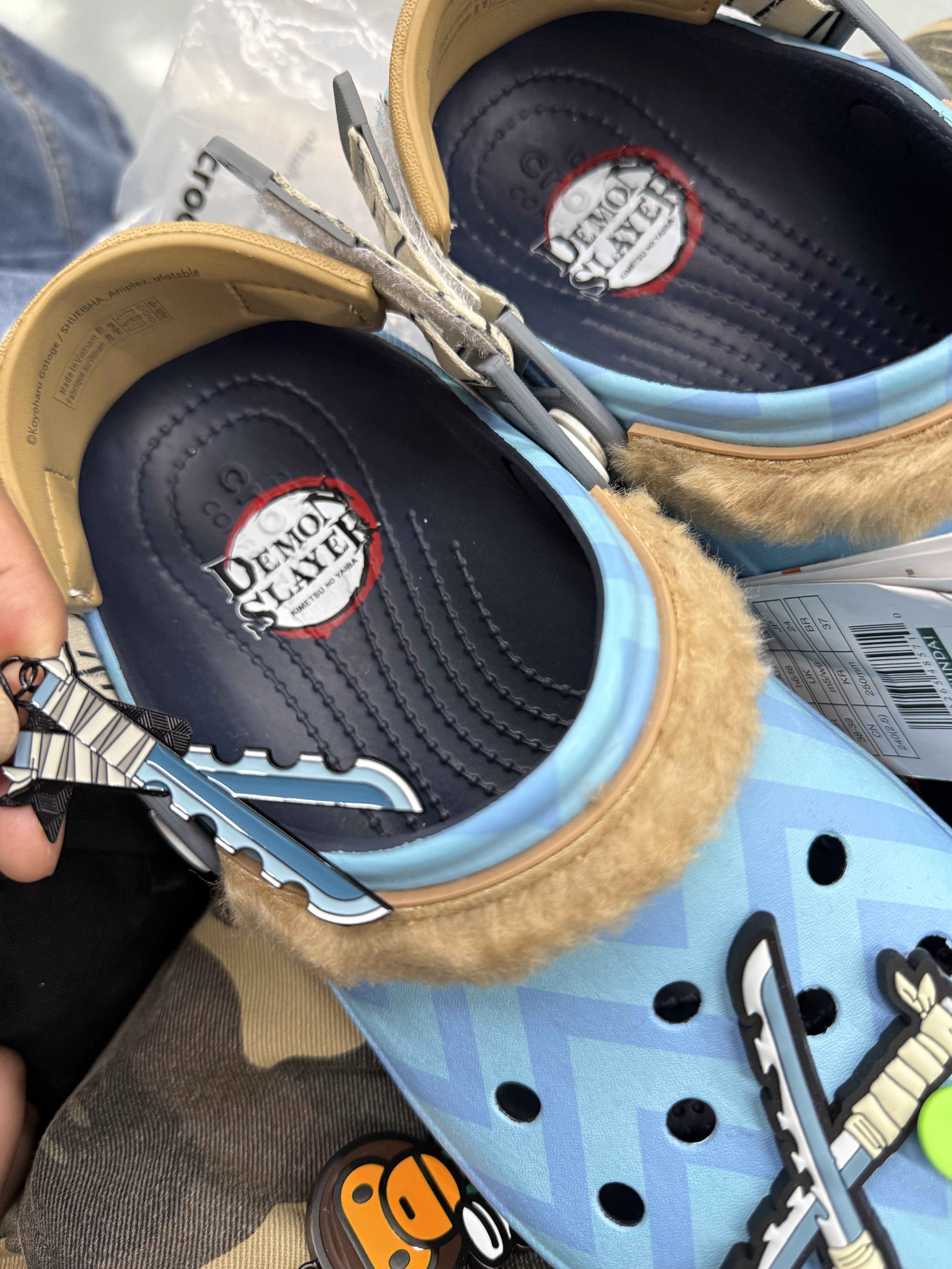 Crocs x Demon Slayer Giyu Echo Clog Multi, (W) New Balance Breeze SD2202 Black 착용 스타일 - 5
