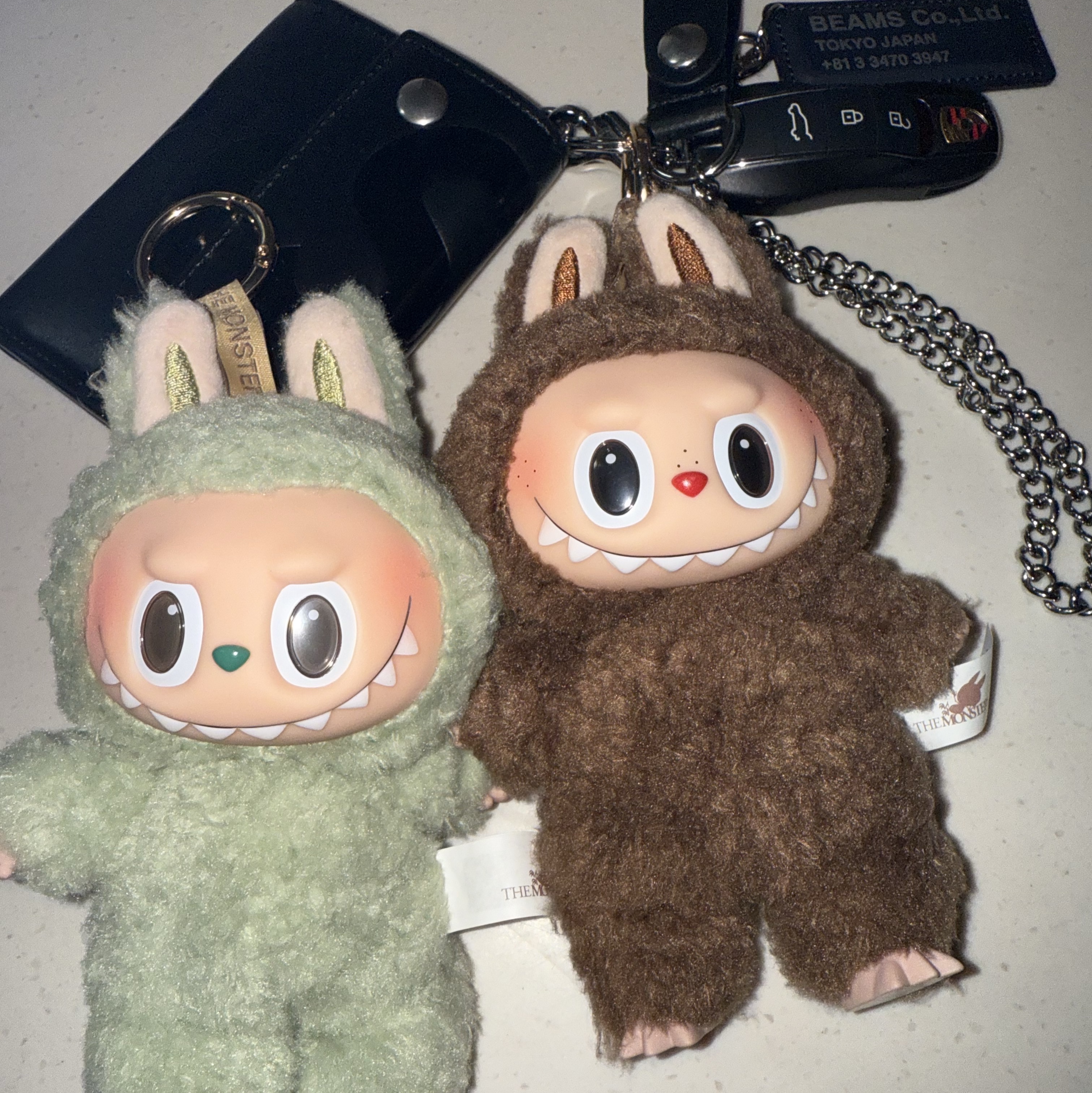 Pop Mart Labubu The Monsters Highlight Series Luck Keyring (Opened Case), Supreme Leather Chain Wallet Black 착용 스타일 - 2
