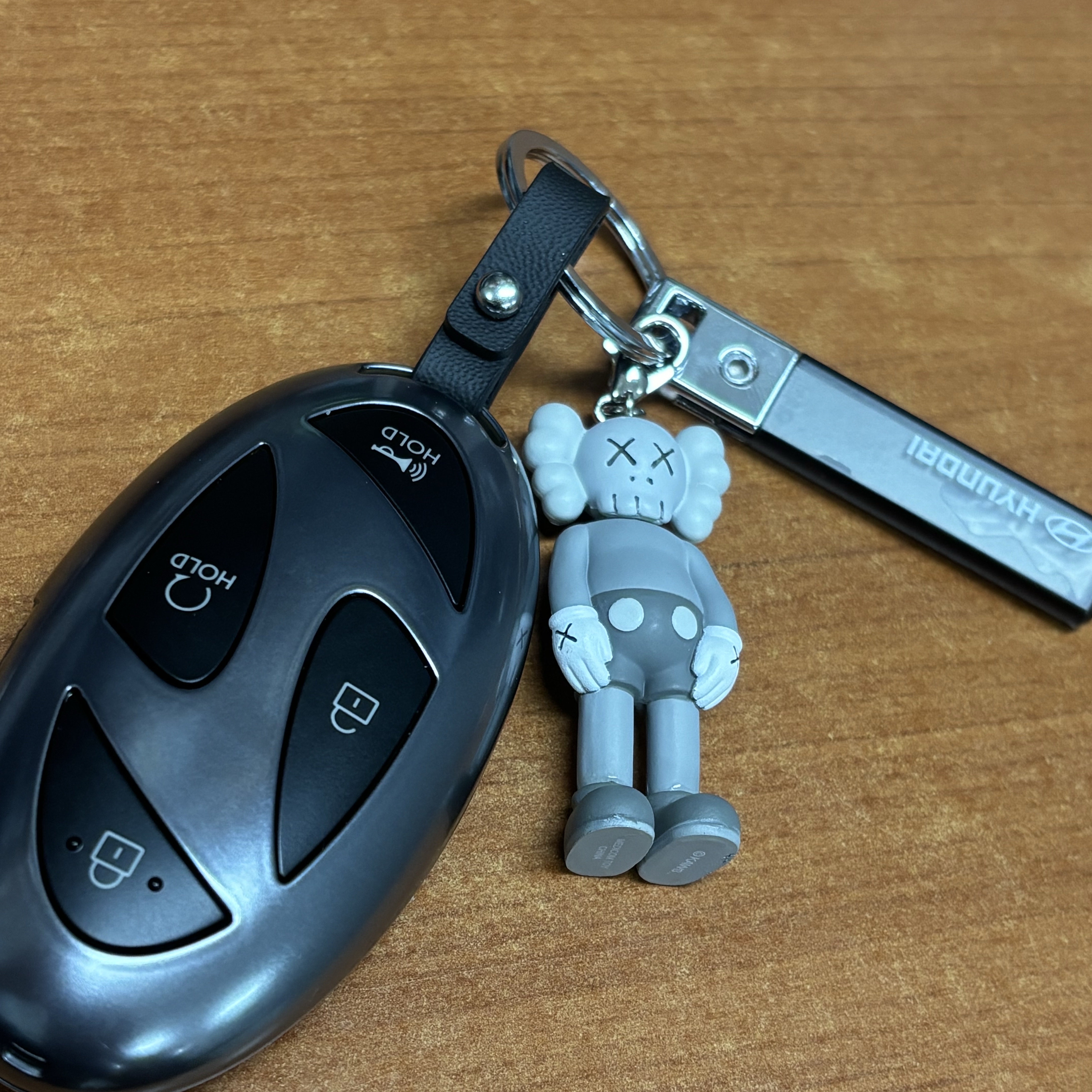 Kaws Tokyo First Companion Keychain Grey 착용 스타일