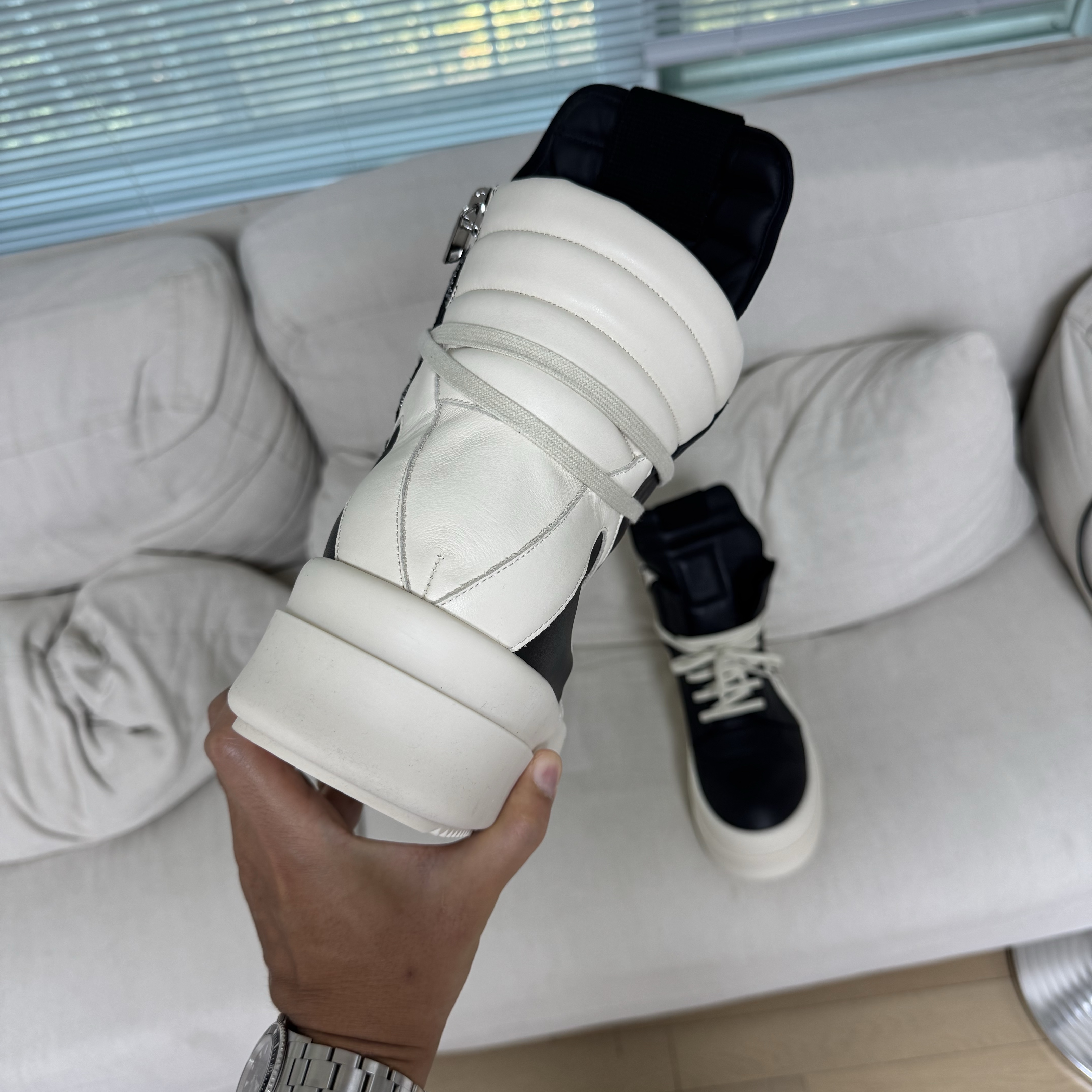 Rick Owens Hollywood Mega Bumper Geobasket in Full Grain Calf Leather Black Milk 착용 스타일 - 4