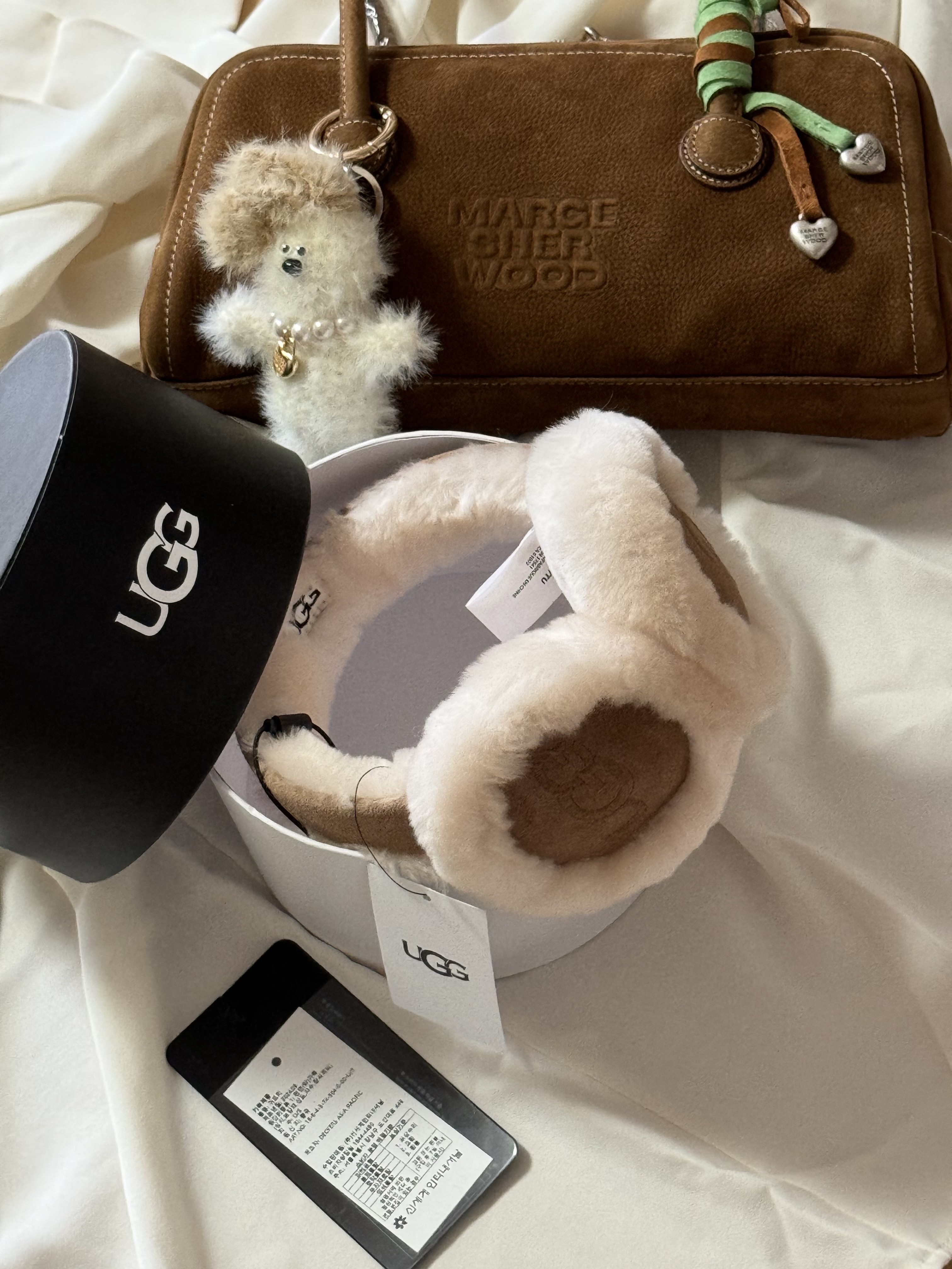(W) UGG Embroidered Logo Earmuff Chestnut, Margesherwood Soft Baguette Bag Chestnut Nubuck 착용 스타일 - 1