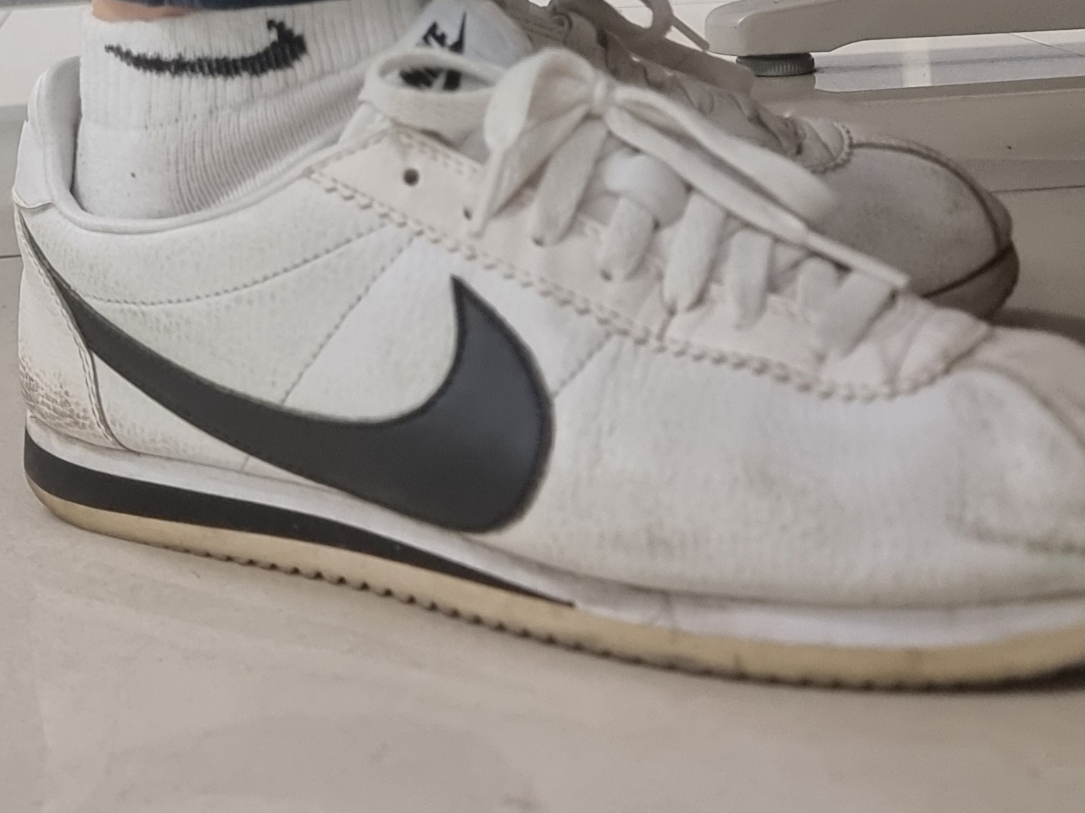 Nike Classic Cortez Leather White Black 착용 스타일