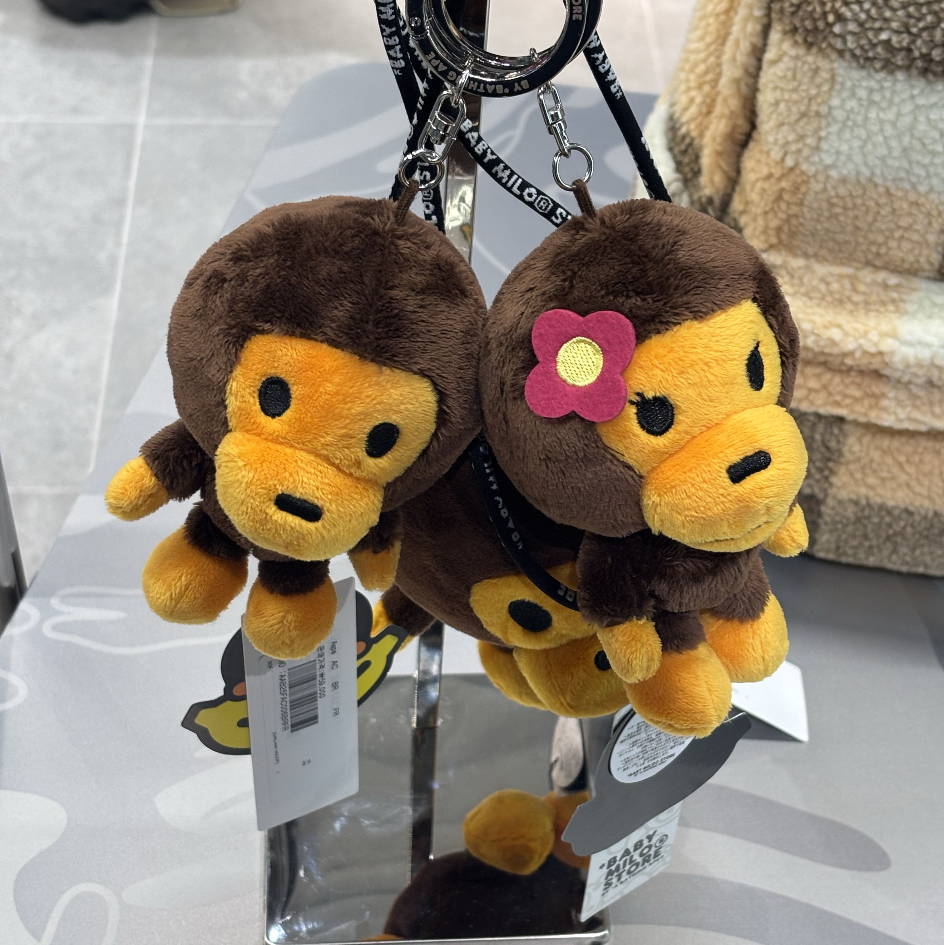 BAPE Baby Milo Plush Doll Keychain Brown, BAPE Baby Lisa Plush Doll Keychain Brown 착용 스타일