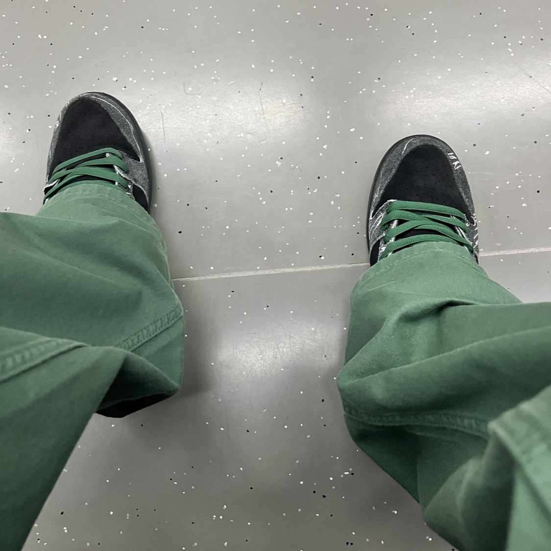 Nike x There SB Dunk Low Pro Anthracite and Gorge Green 착용 스타일