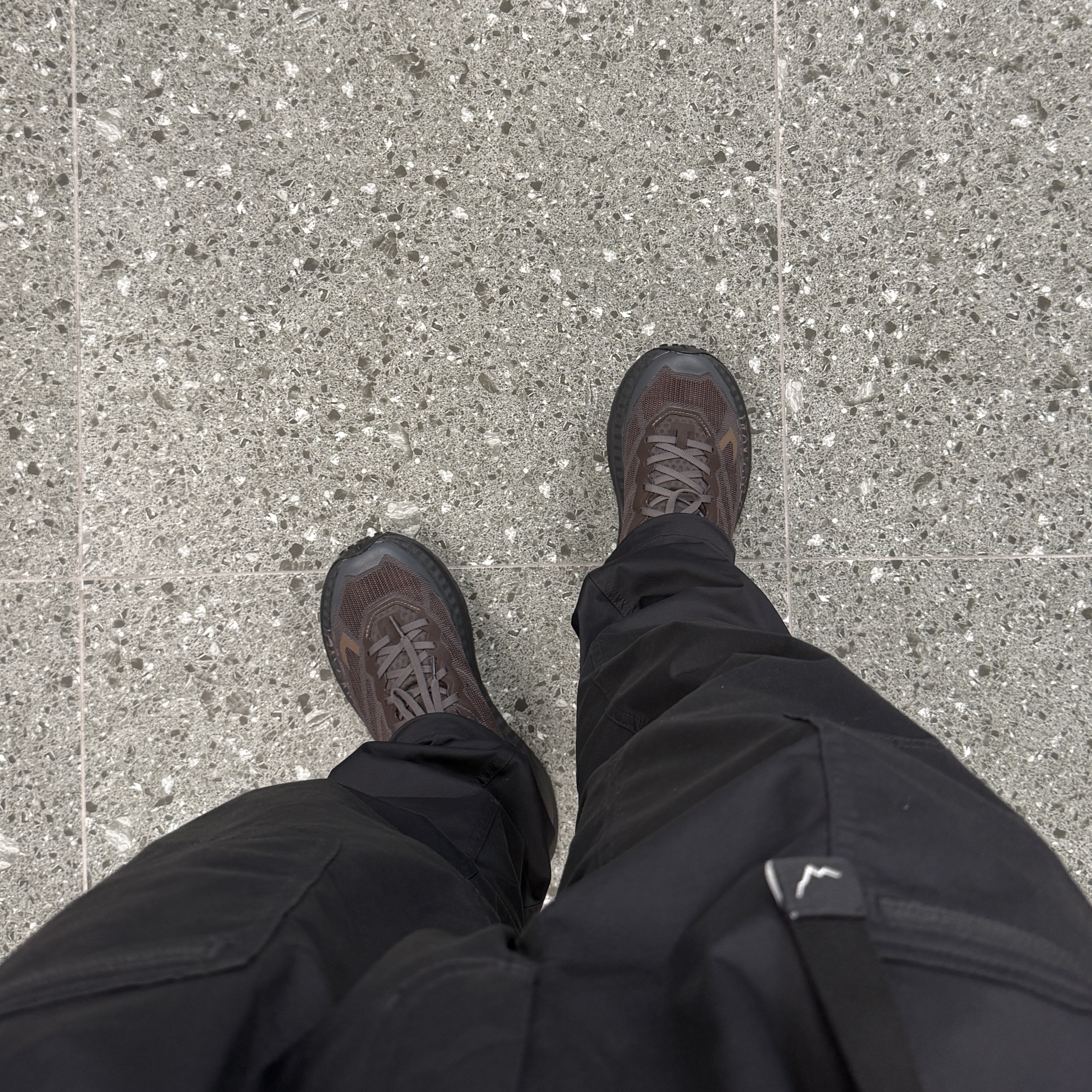 Hoka x J.L-A.L Mafate Jet Black Espresso, Portal Borders Cargo Belt Silent Storm 착용 스타일 - 1