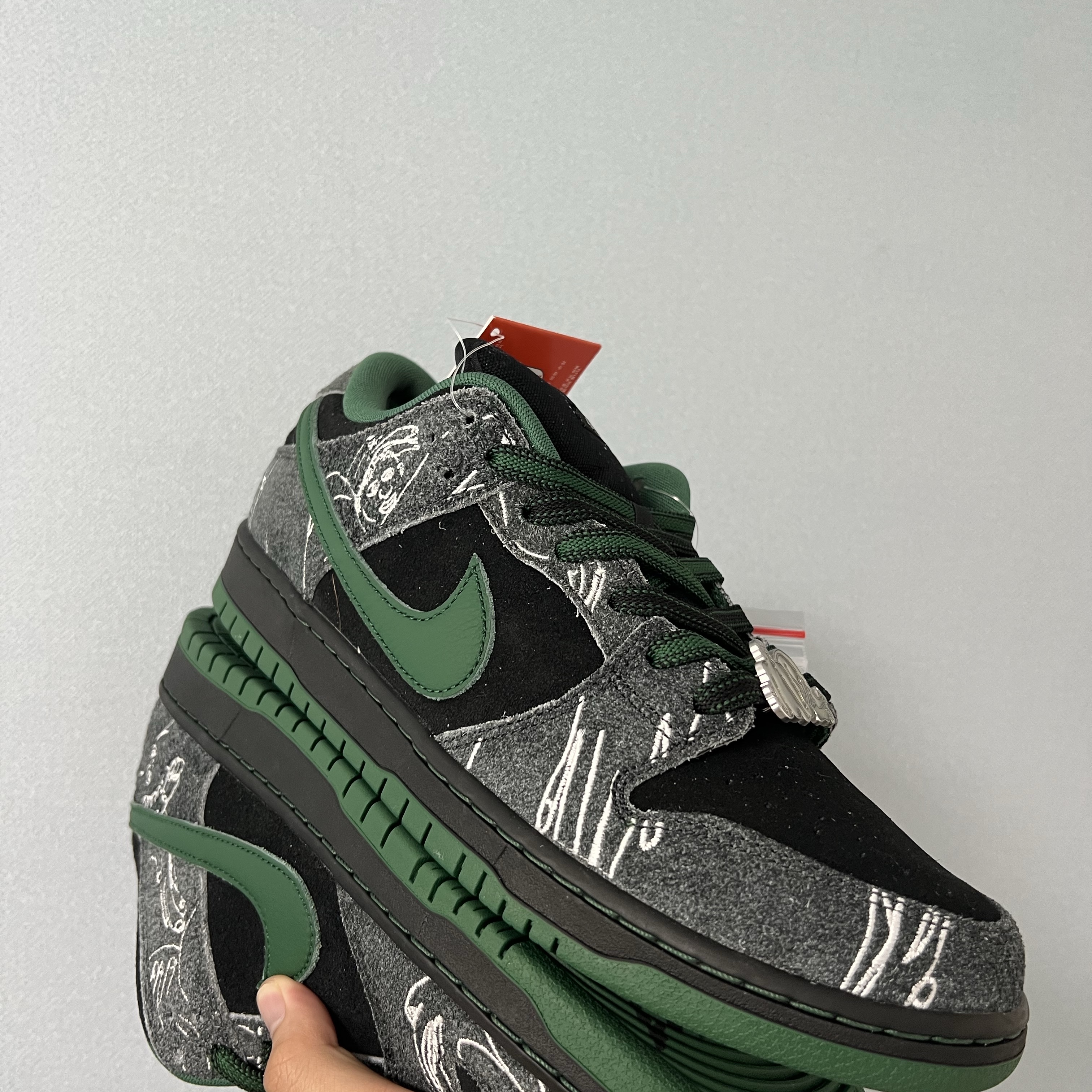 Nike x There SB Dunk Low Pro Anthracite and Gorge Green 착용 스타일