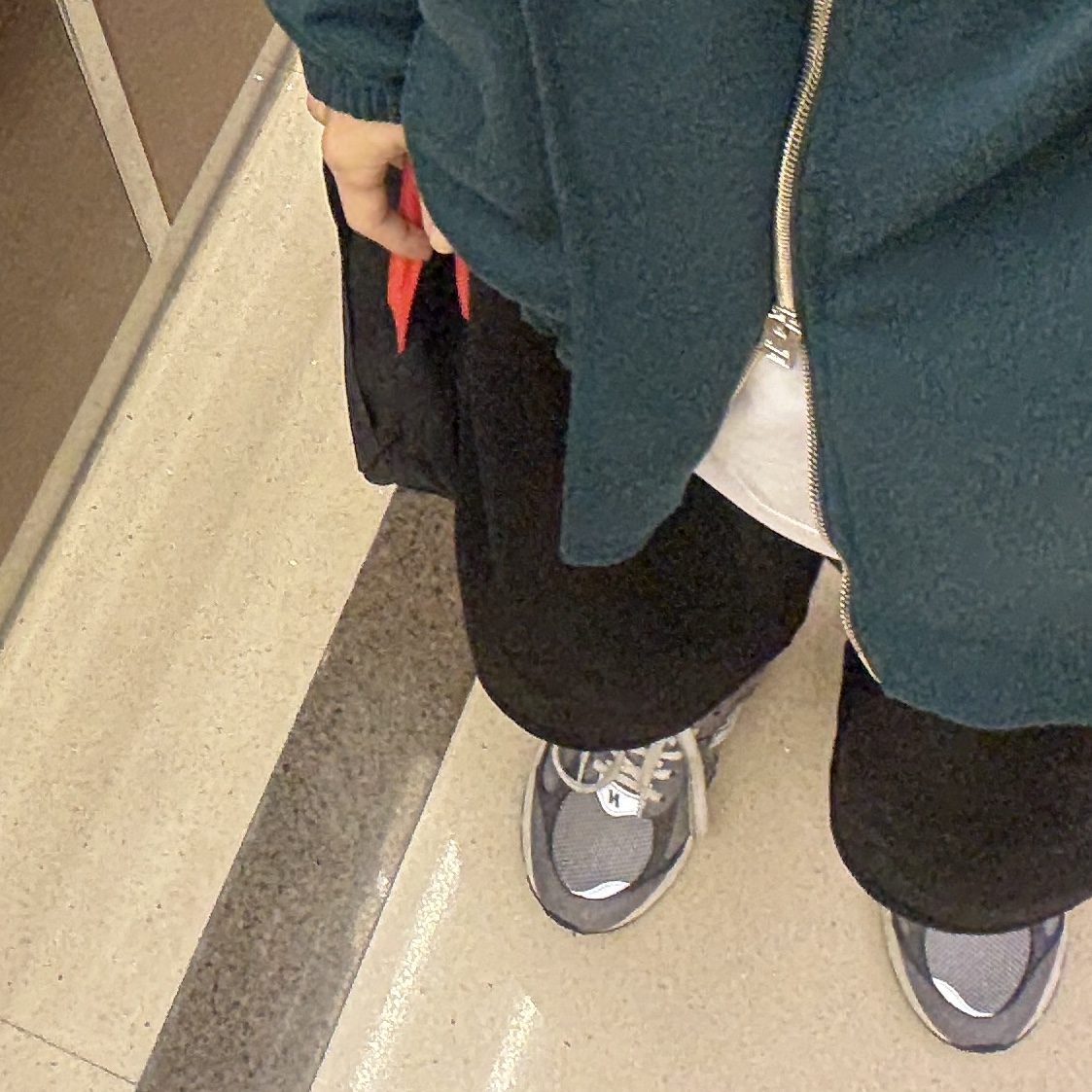 New Balance 2002R Premium Vintage Grey 착용 스타일