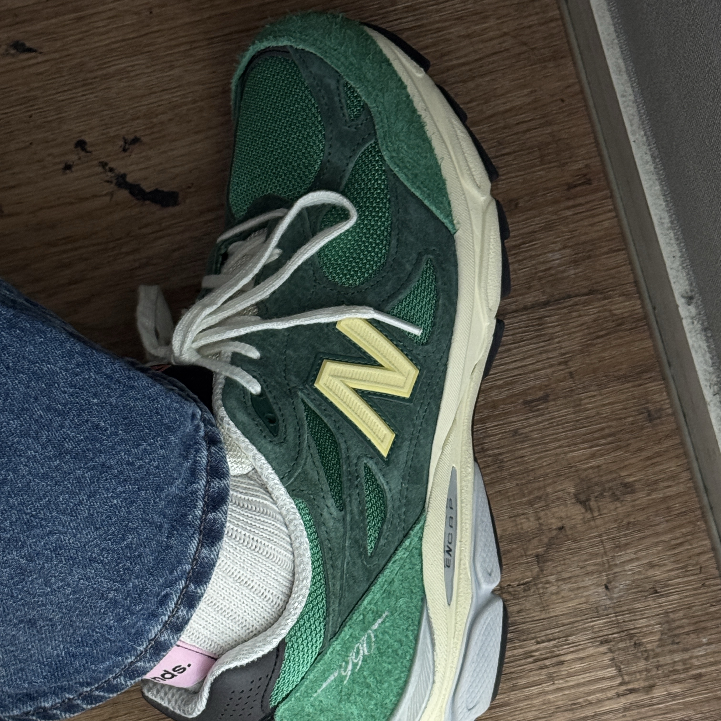 New Balance 990v3 Made in USA Kelly Green Varsity Gold 착용 스타일