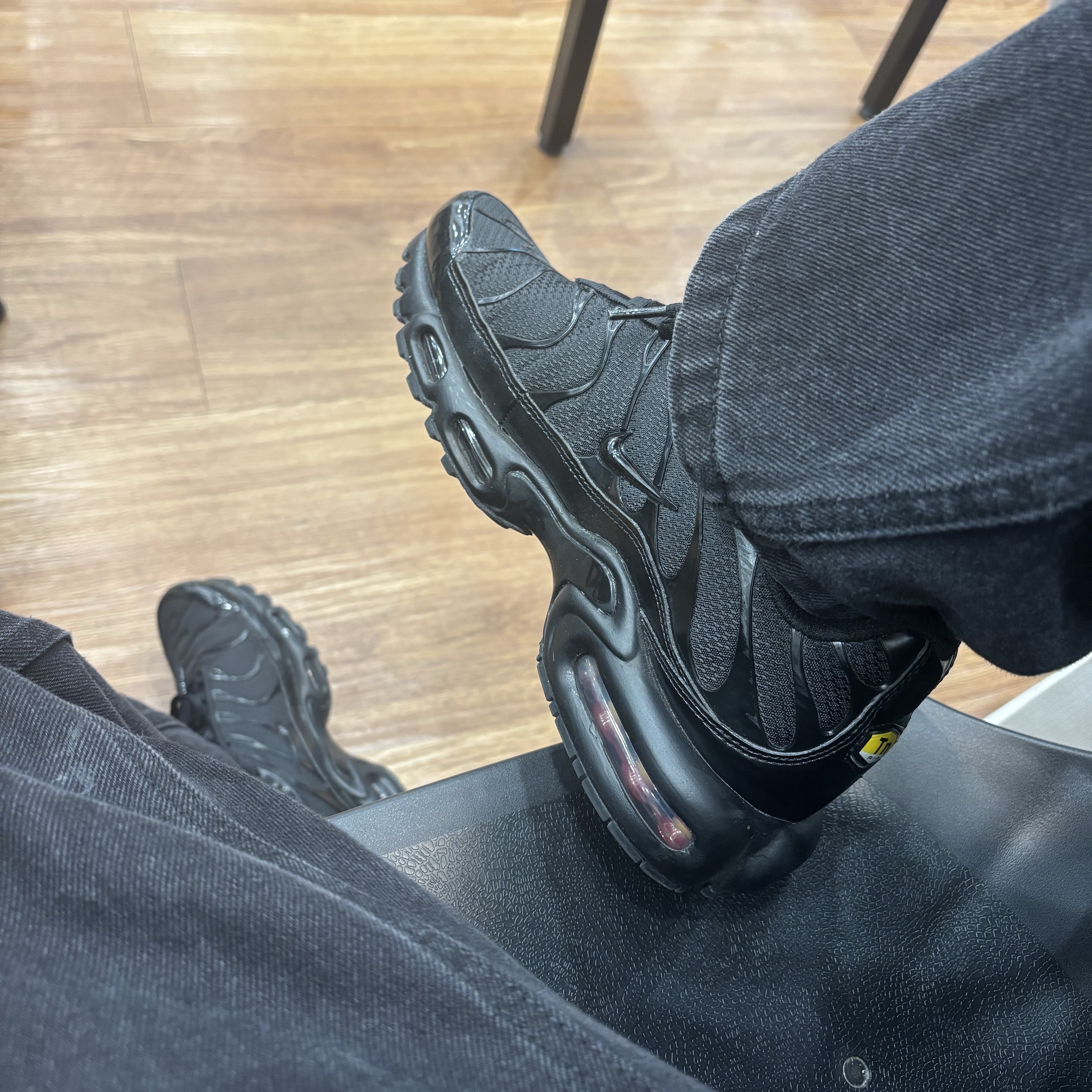 Nike Air Max Plus Triple Black 착용 스타일