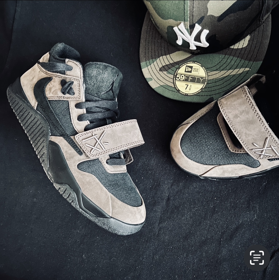 Jordan x Travis Scott Jumpman Jack TR Black and Dark Mocha 착용 스타일 - 1