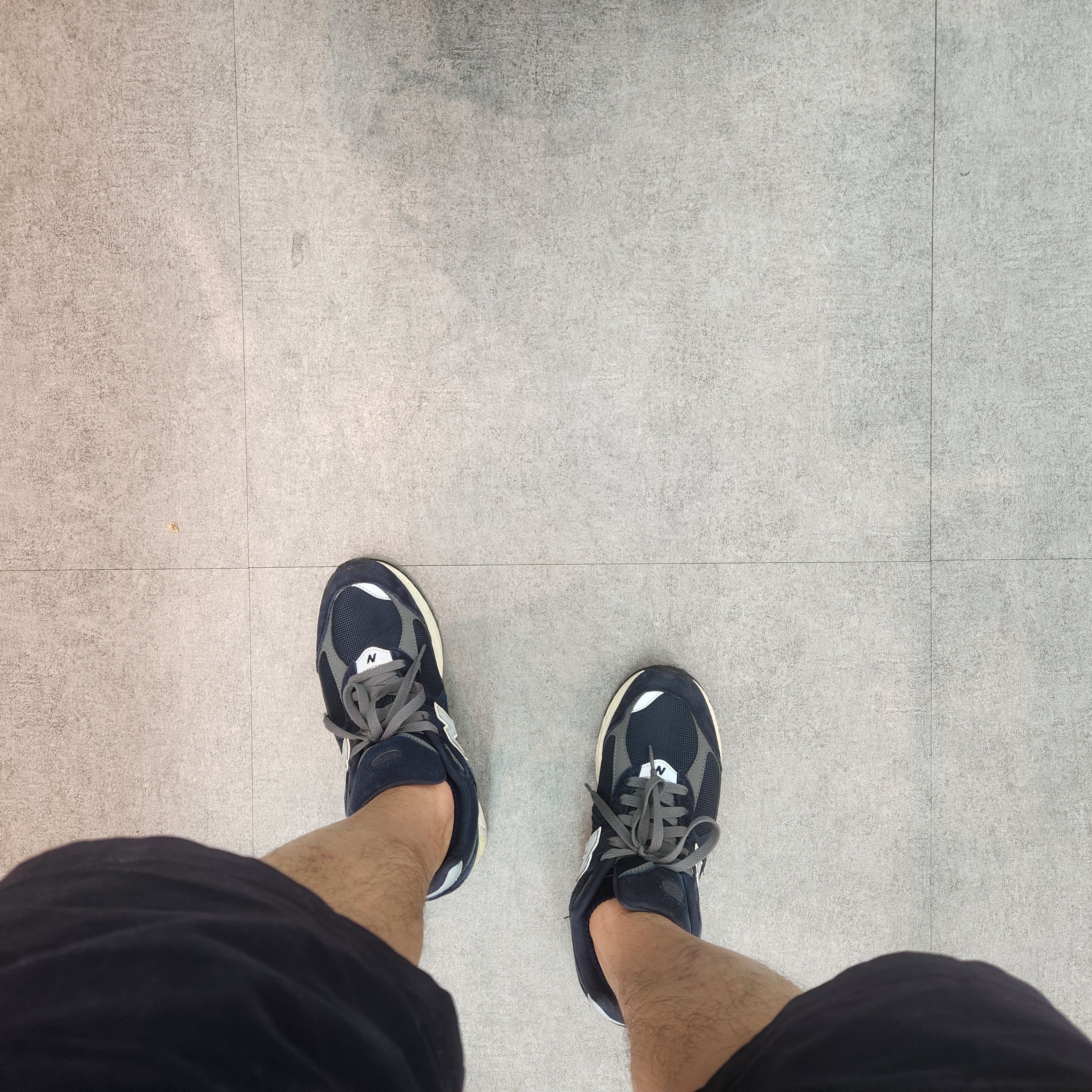 New Balance 2002R Eclipse Castlerock 착용 스타일