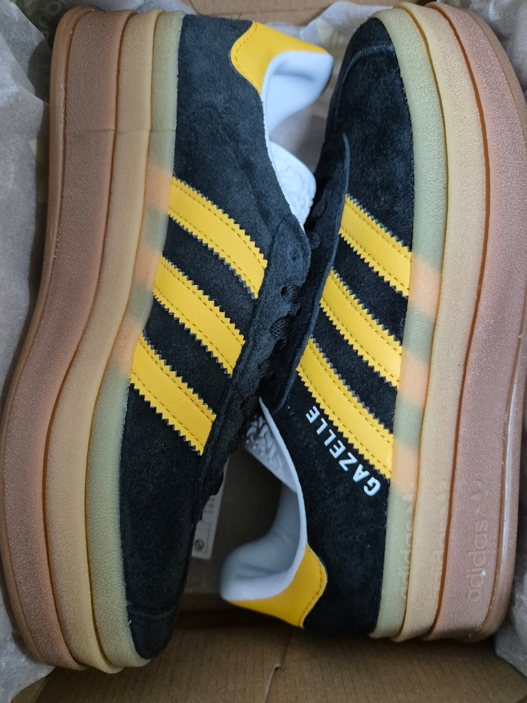 (W) Adidas Gazelle Bold Core Black Bold Gold 착용 스타일
