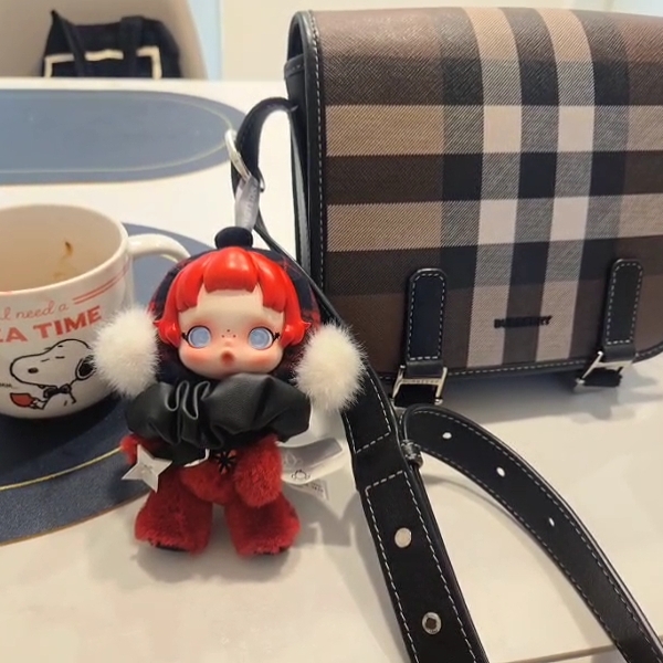 Pop Mart Skullpanda Winter Symphony Series Keyring Rock On (Opened Case) 착용 스타일