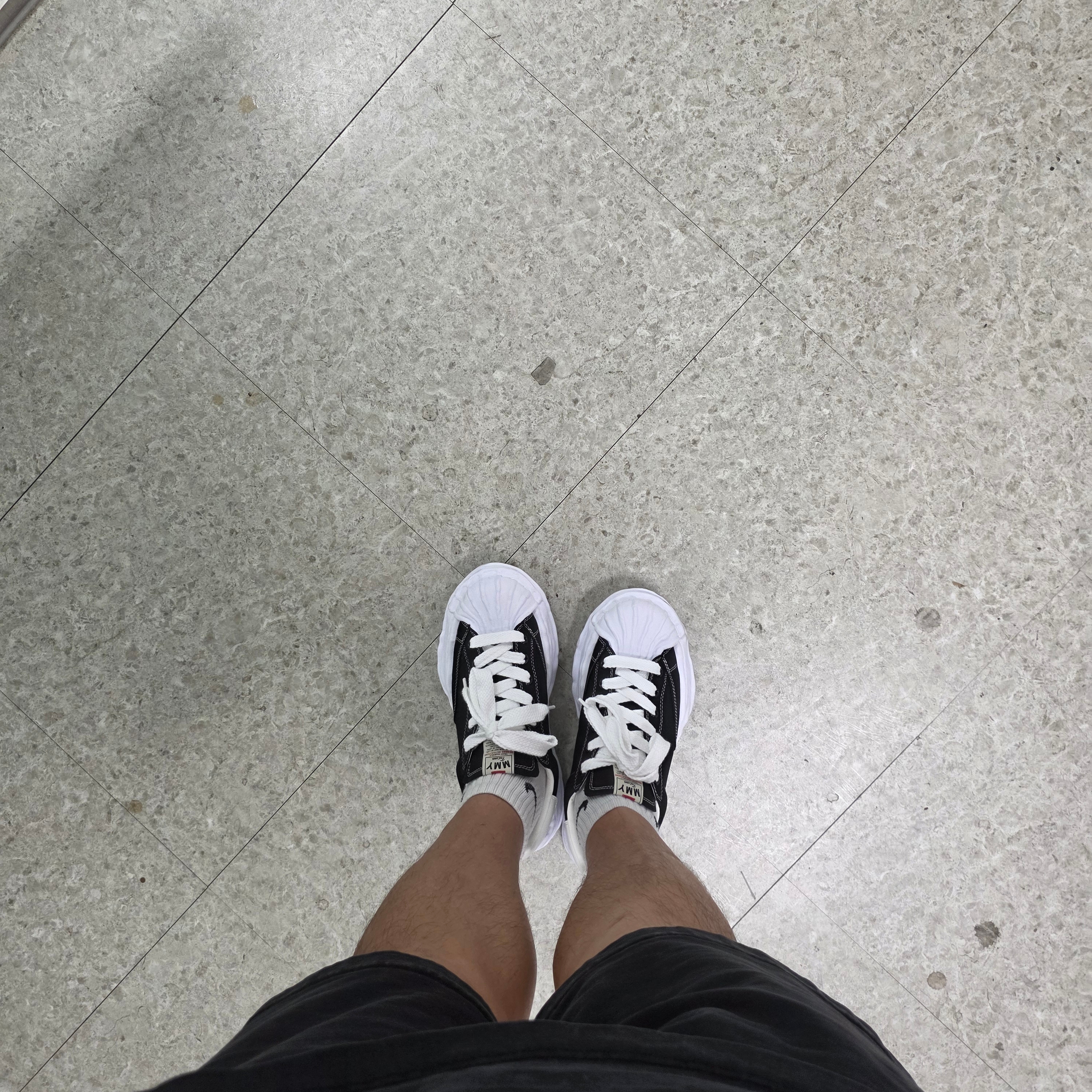 Maison Mihara Yasuhiro Blakey OG Sole Canvas Low-top Sneakers Black White 착용 스타일