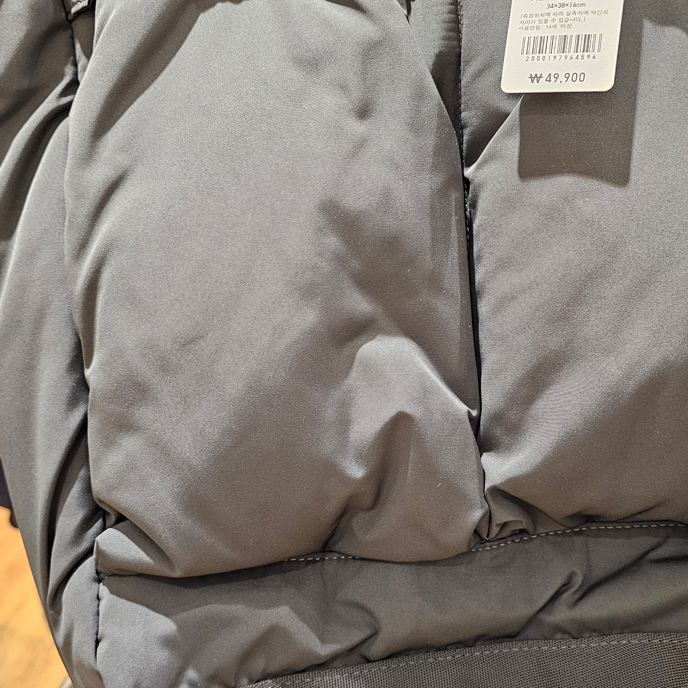 Uniqlo 2-Way Utility Bag Olive 착용 스타일