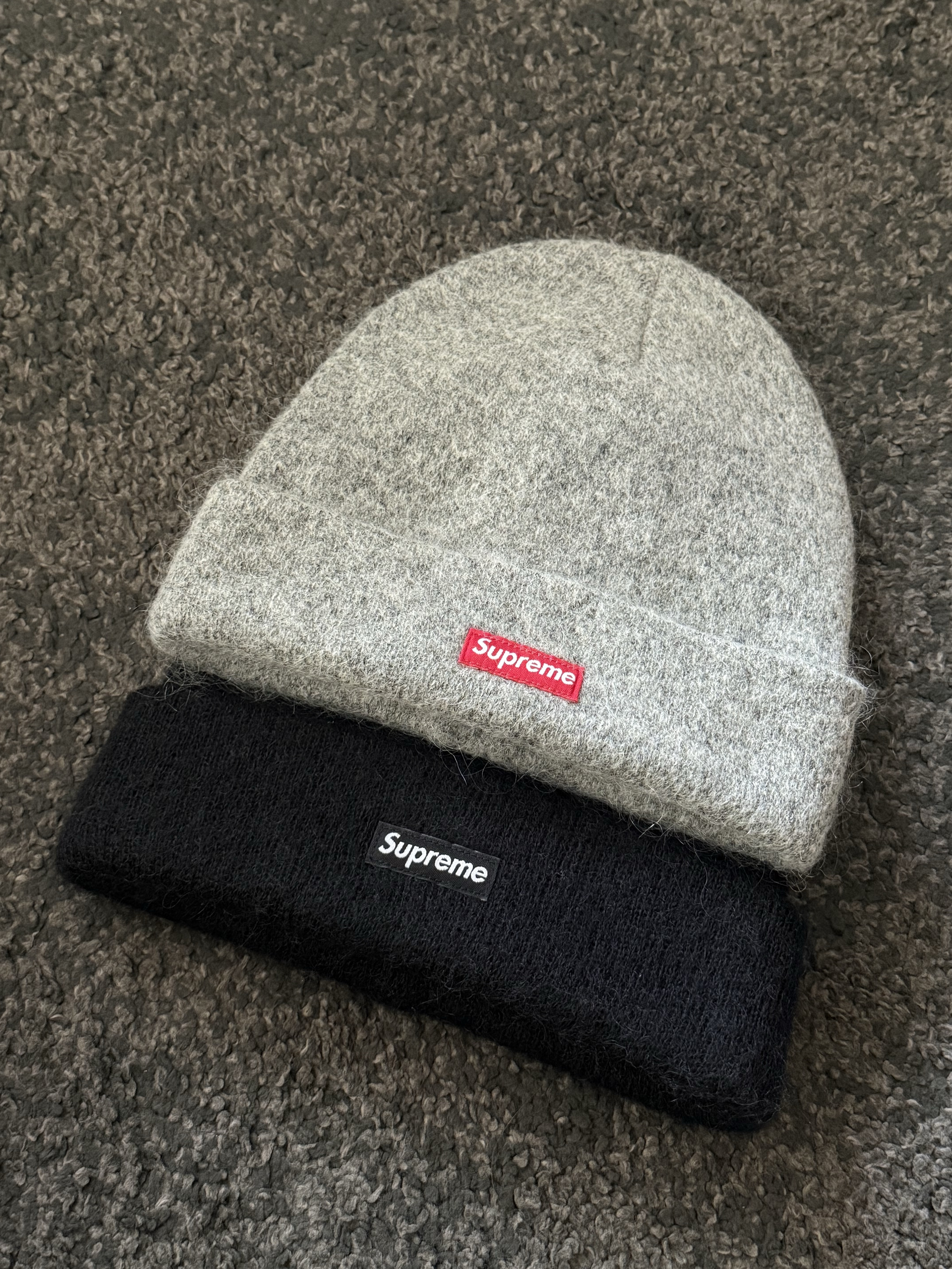 Supreme Mohair Beanie Heather Grey - 24FW, Supreme Mohair Beanie Black - 23FW 착용 스타일 - 1