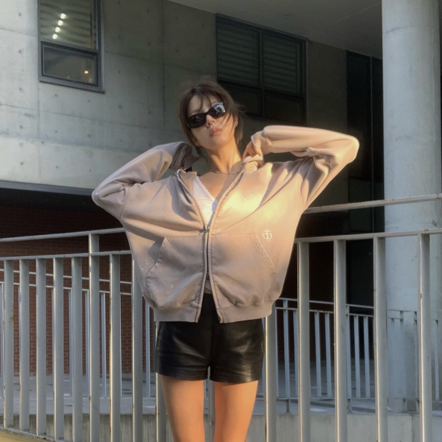 [KREAM 단독] NOMANUAL Painted Hooded Zip-up Washed Warm Gray 착용 스타일 - 2