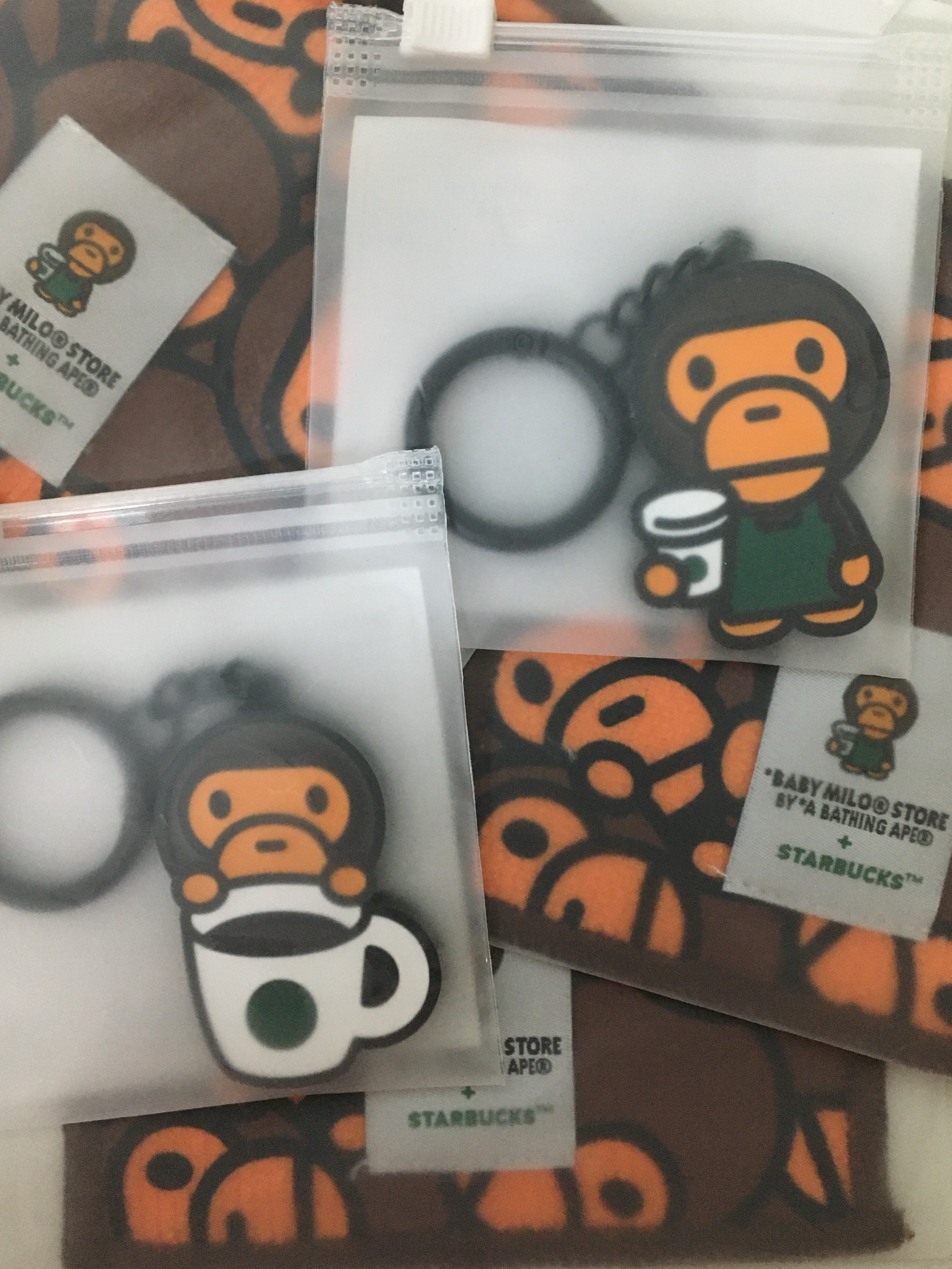 Starbucks x BAPE Baby Milo Coaster, Starbucks x BAPE Baby Milo Keychain 착용 스타일