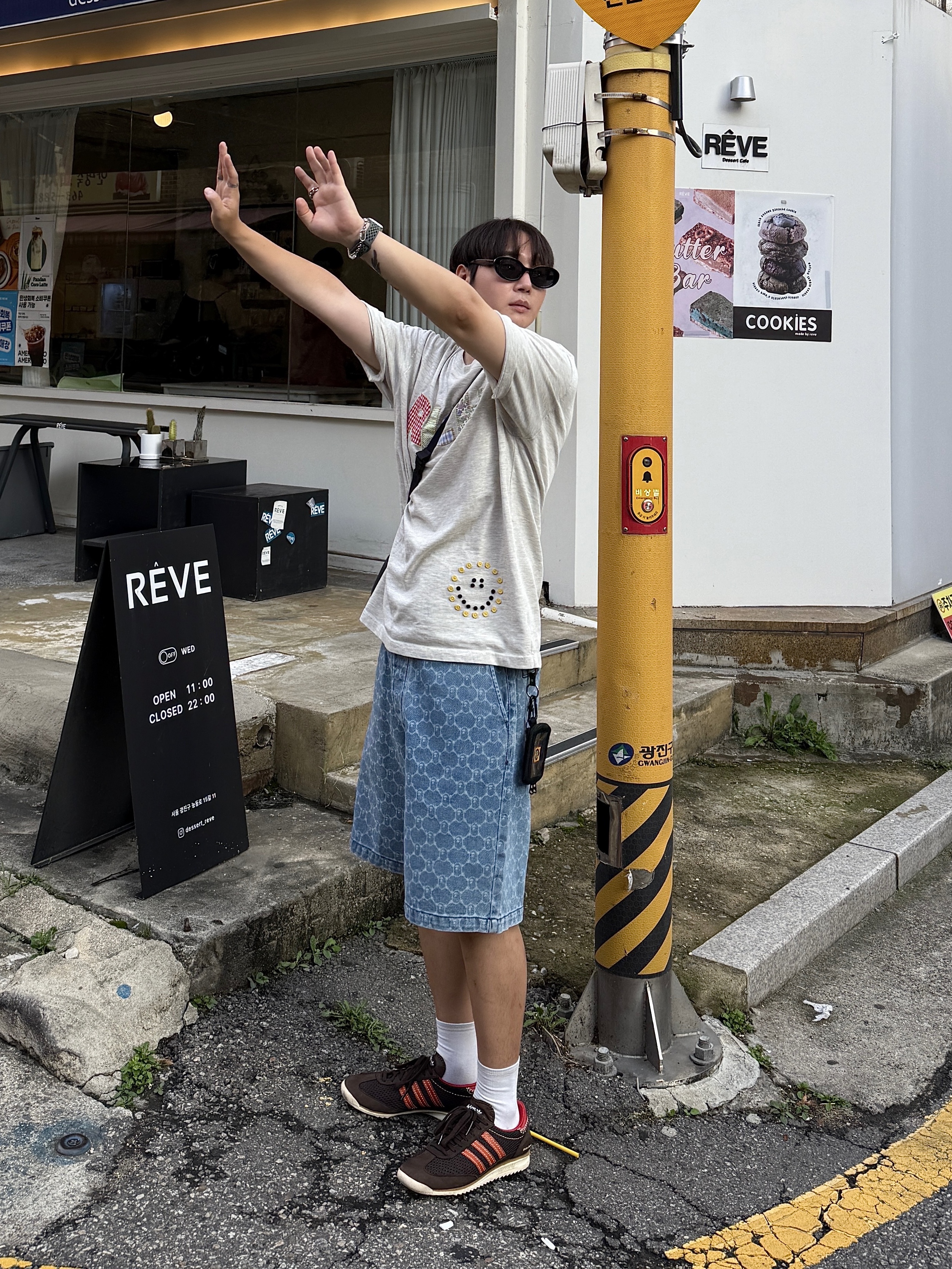 BAPE College Monogram Relaxed Fit 13 oz. Denim Shorts Light Indigo, Adidas x Wales Bonner SL 72 Knit Brown 착용 스타일 - 1