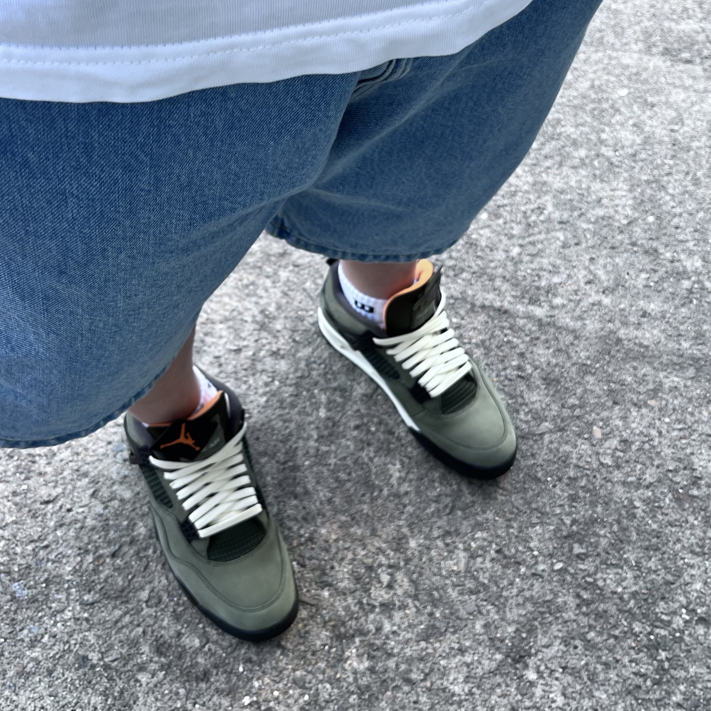 Jordan 4 x Undefeated Retro OG SP Deep Green and Clementine 착용 스타일 - 1