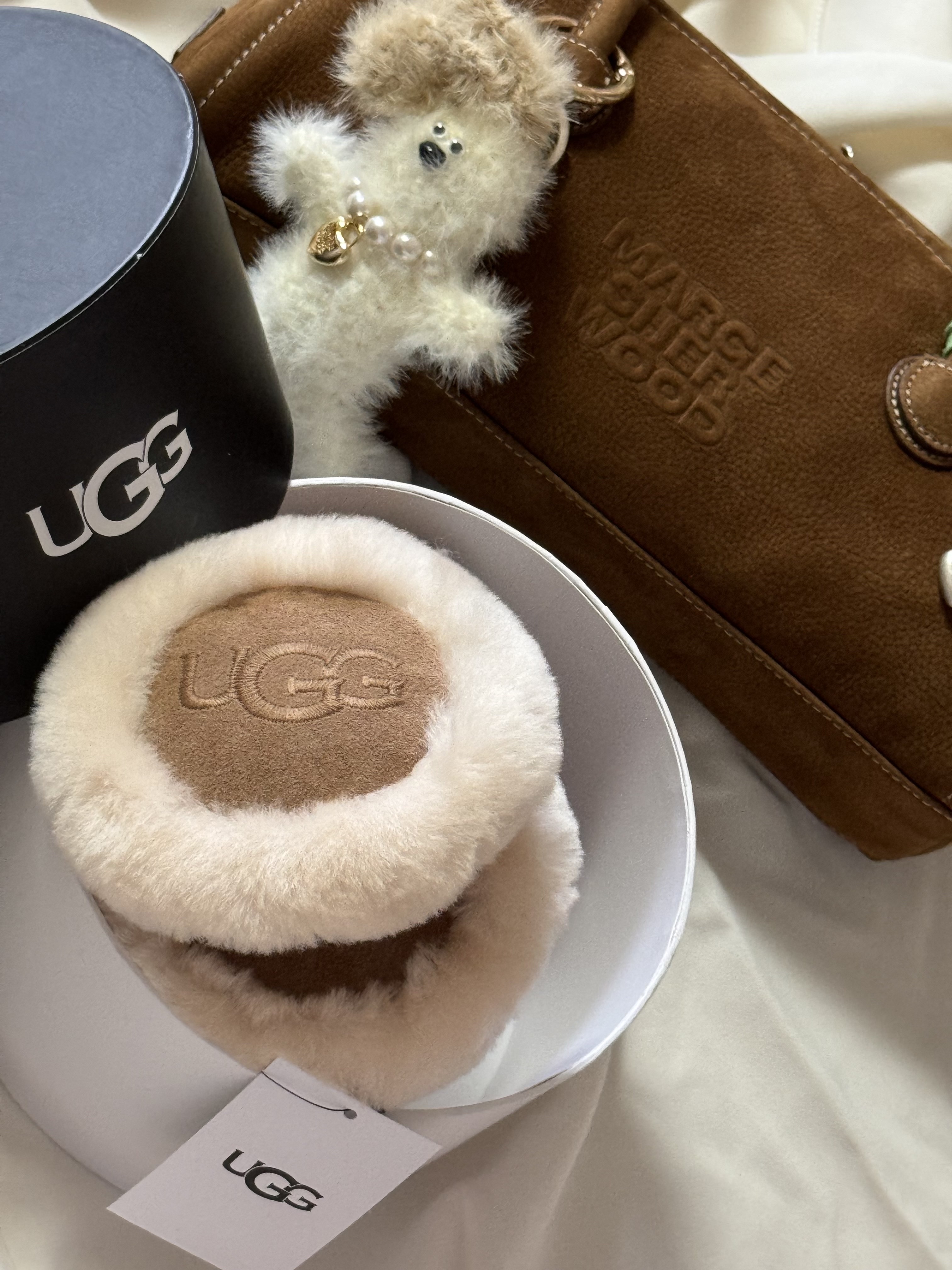 (W) UGG Embroidered Logo Earmuff Chestnut, Margesherwood Soft Baguette Bag Chestnut Nubuck 착용 스타일 - 2