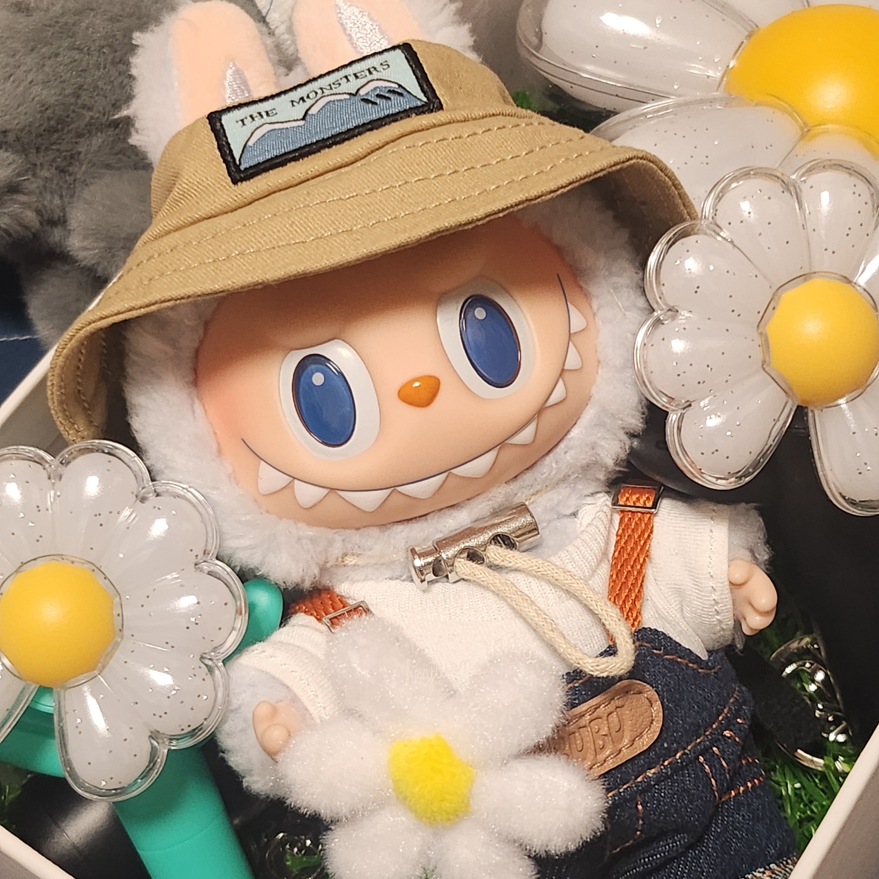 Pop Mart Fall In Wild Labubu Series Toy Keyring 착용 스타일 - 1