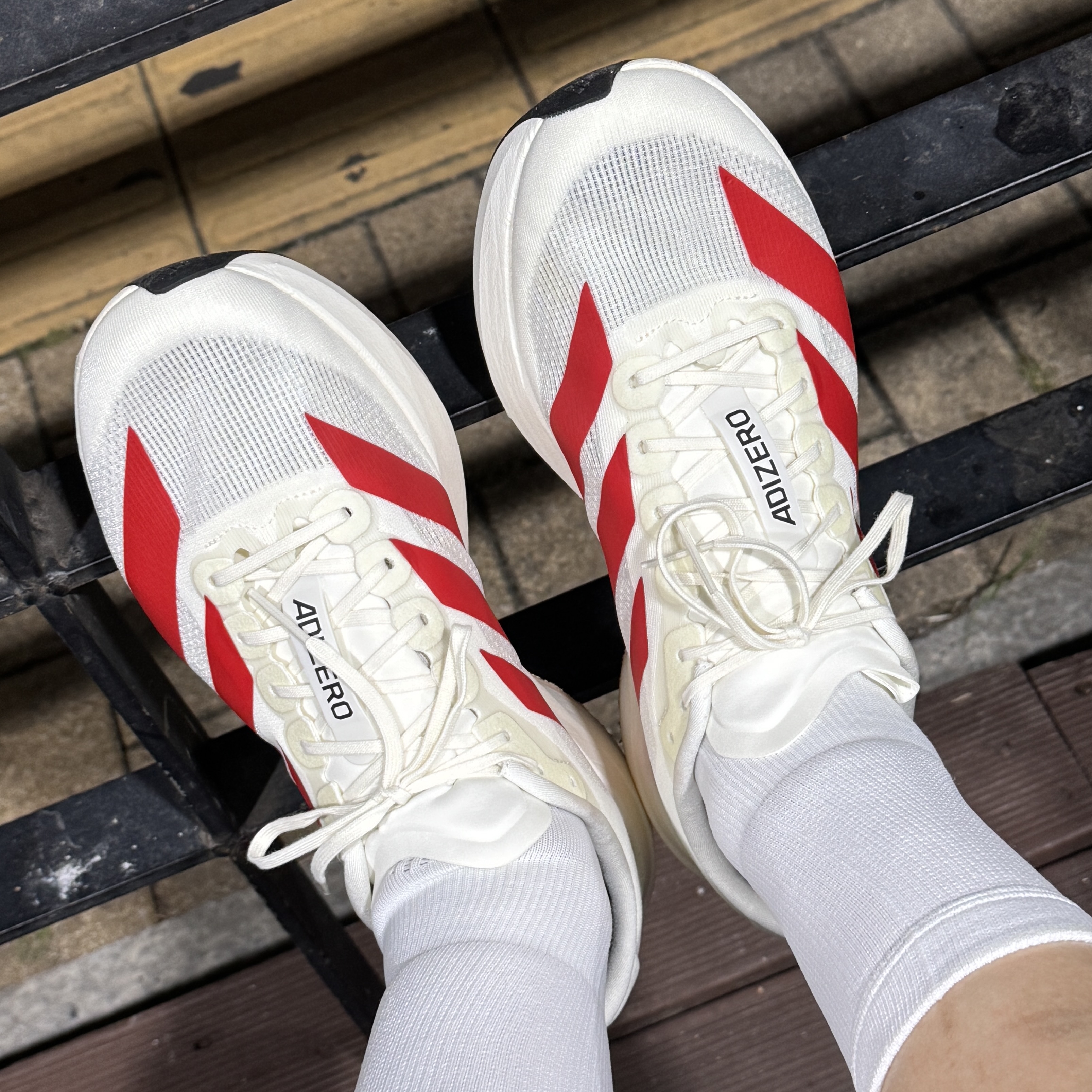 Adidas Adizero EVO SL Off White Better Scarlet 착용 스타일