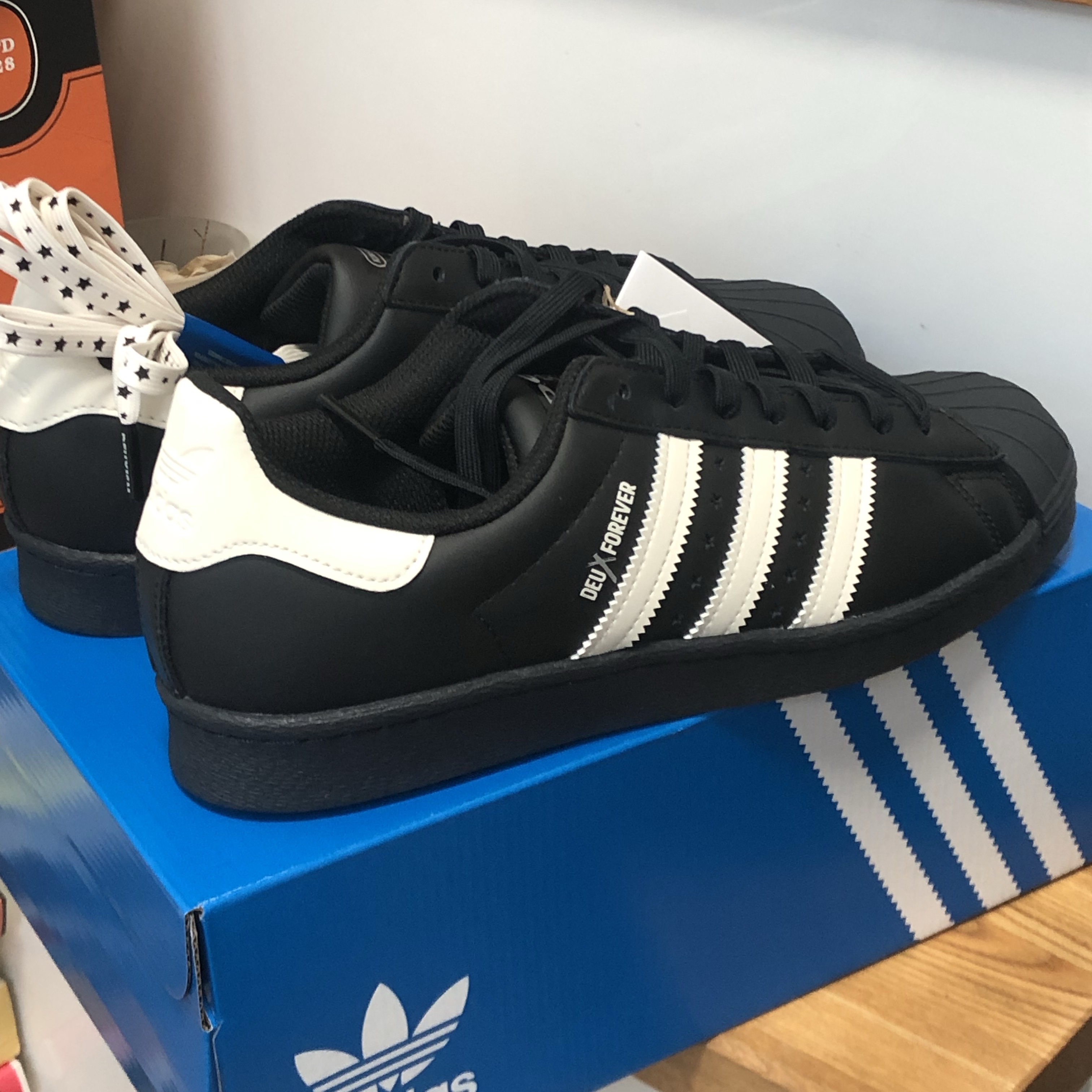 Adidas x Deux Superstar 80s Core Black Off White 착용 스타일
