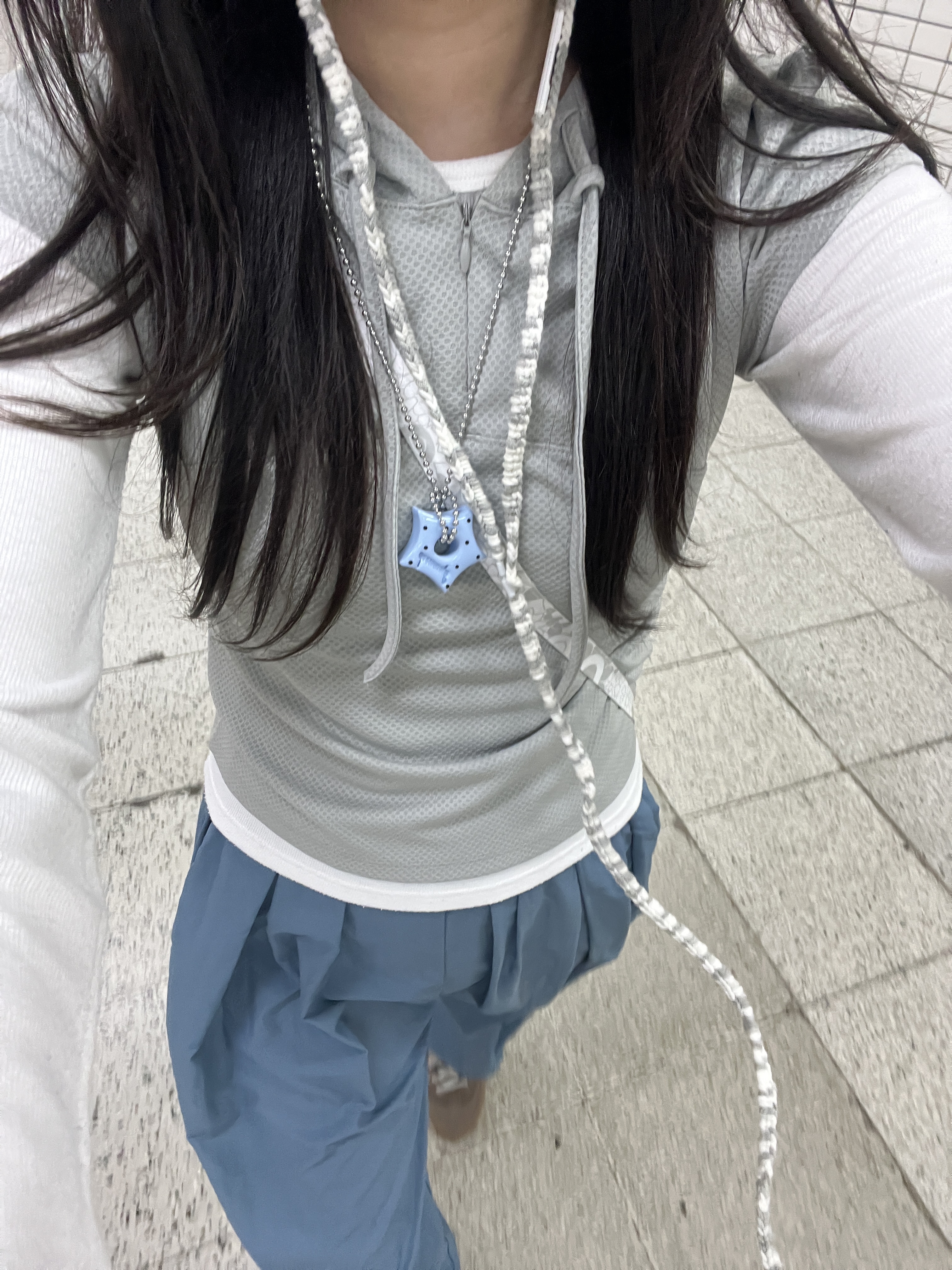 Gleameep Gleaming Star Dot Necklace Blue 착용 스타일