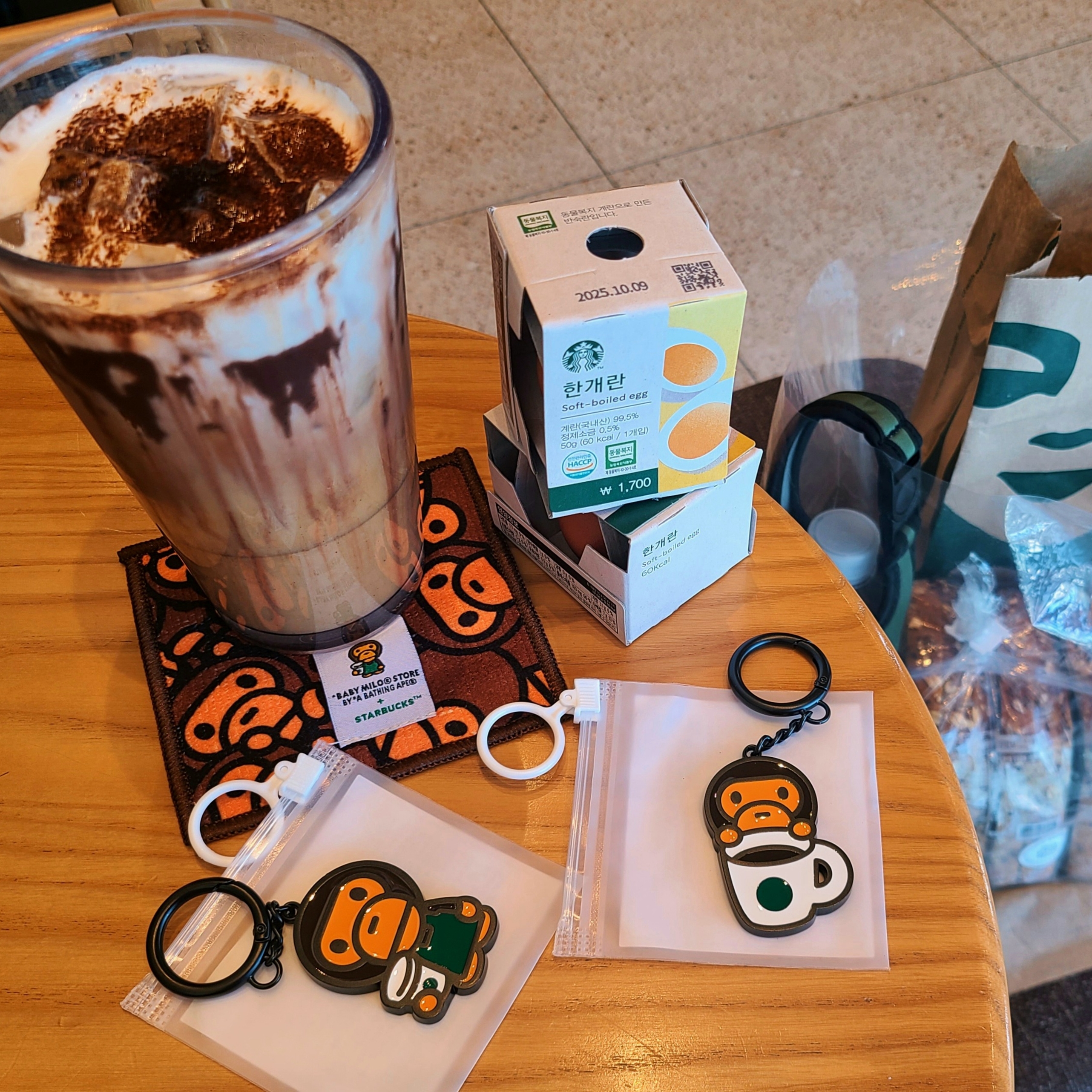 Starbucks x BAPE Baby Milo Coaster, Starbucks x BAPE Baby Milo Keychain 착용 스타일