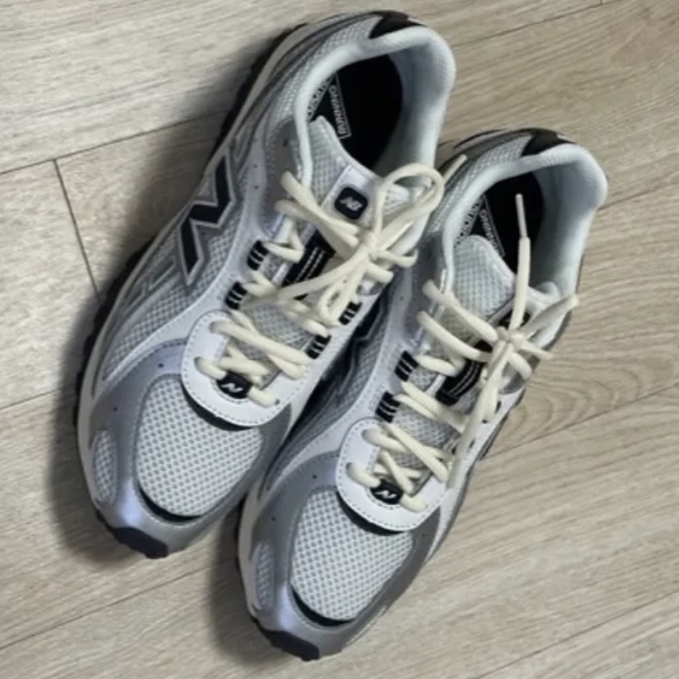 New Balance 204L Silver Metallic Black 착용 스타일