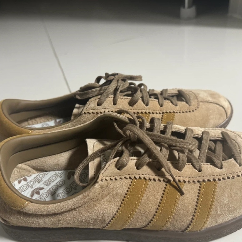Adidas Tobacco Pantone Mesa 착용 스타일